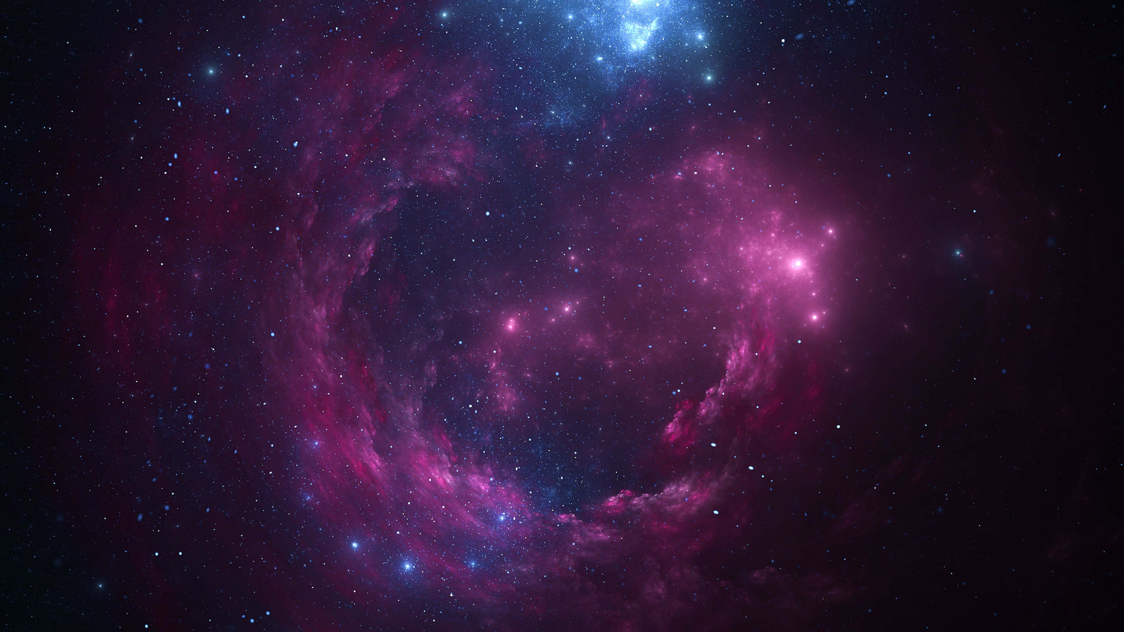 4K粉紅外太空星群 壁紙 — 一個旋轉的宇宙星雲在佈滿星星的黑色虛空中散發出充滿活力的洋紅色和電光藍色光芒。