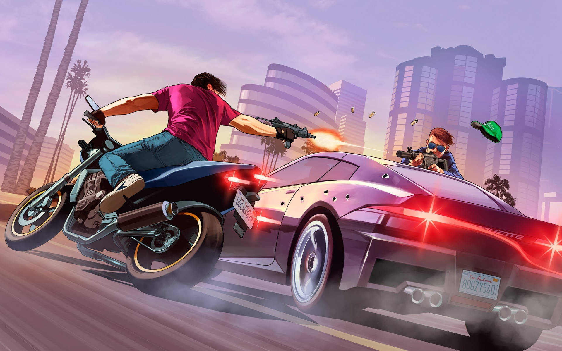 4K GTA 5 兩男車上互射 壁紙 — 一名身穿粉紅色襯衫的電單車手在棕櫚樹成蔭的城市景觀中高速追逐一輛紫色跑車並向其開火。
