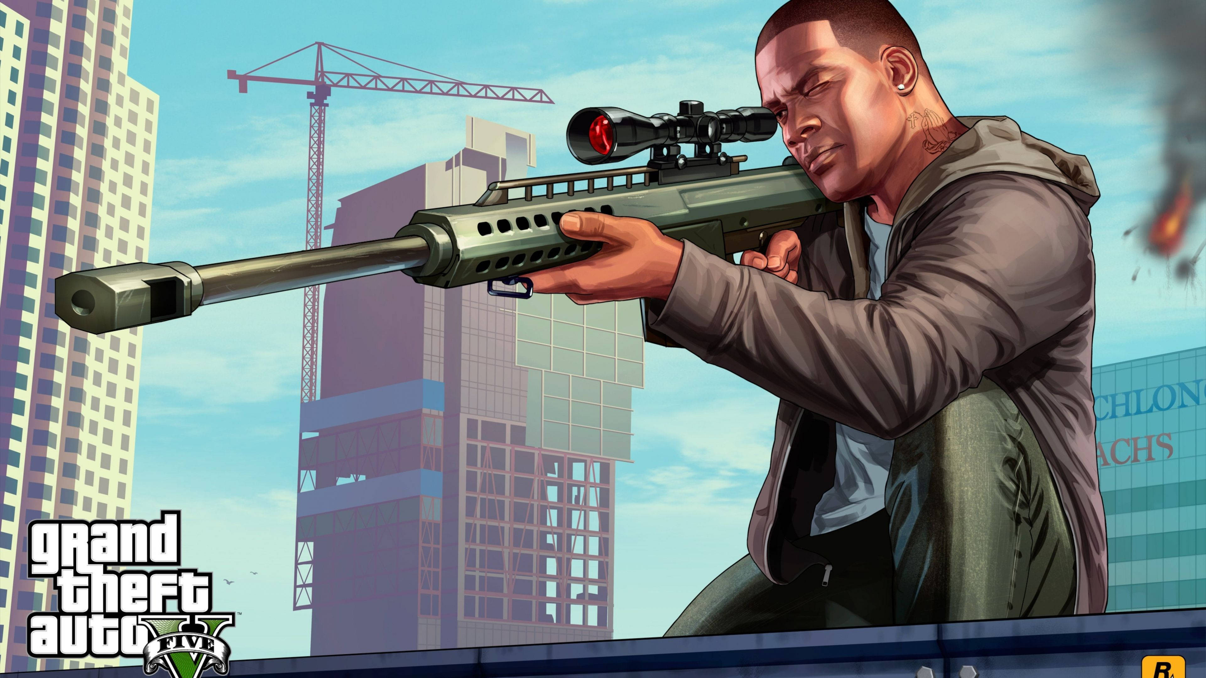 4K GTA 5 弗蘭克林持狙擊槍 壁紙 — 《俠盜獵車手V》中的角色在屋頂上瞄準狙擊步槍，背景是帶有建築起重機的城市天際線。