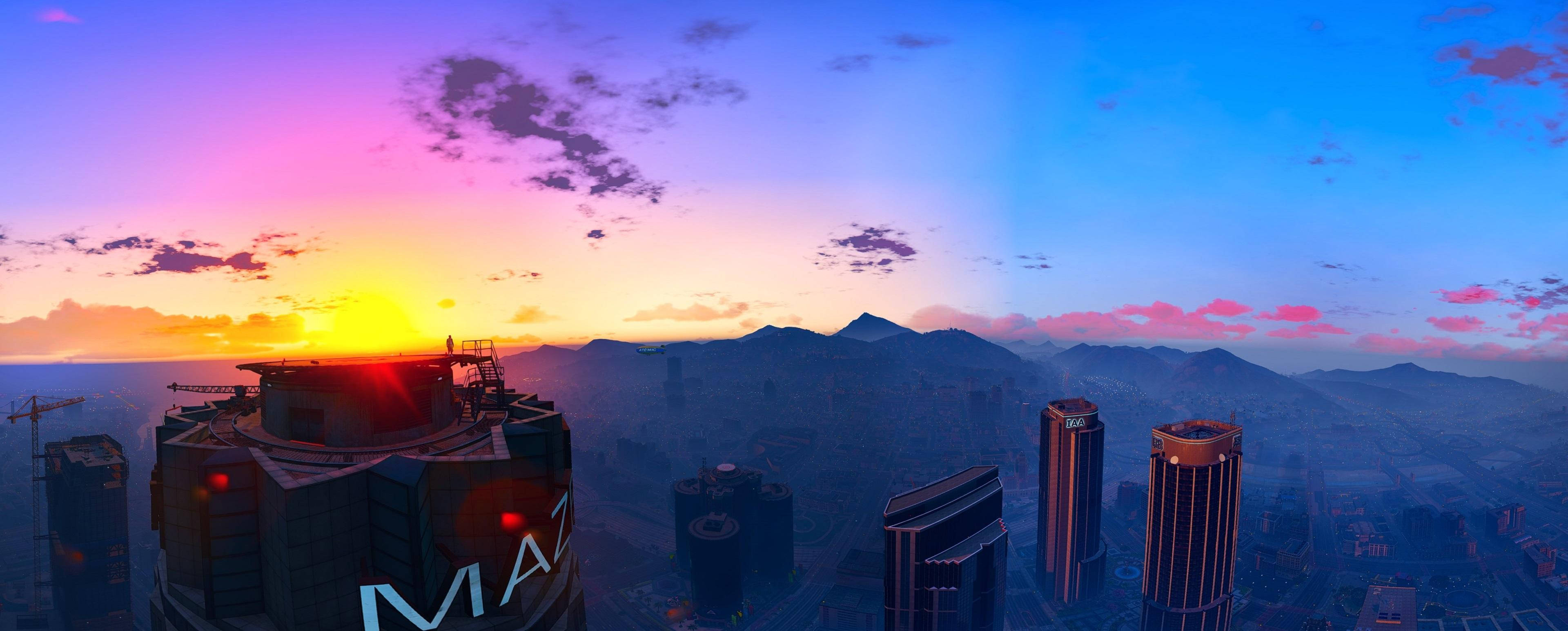4K GTA 5 洛聖都建築屋頂 壁紙 — 充滿活力的日落將天空染成粉紅色和橙色的色調，映照在未來主義的城市景觀上，高聳的摩天大樓和遠處的山脈。