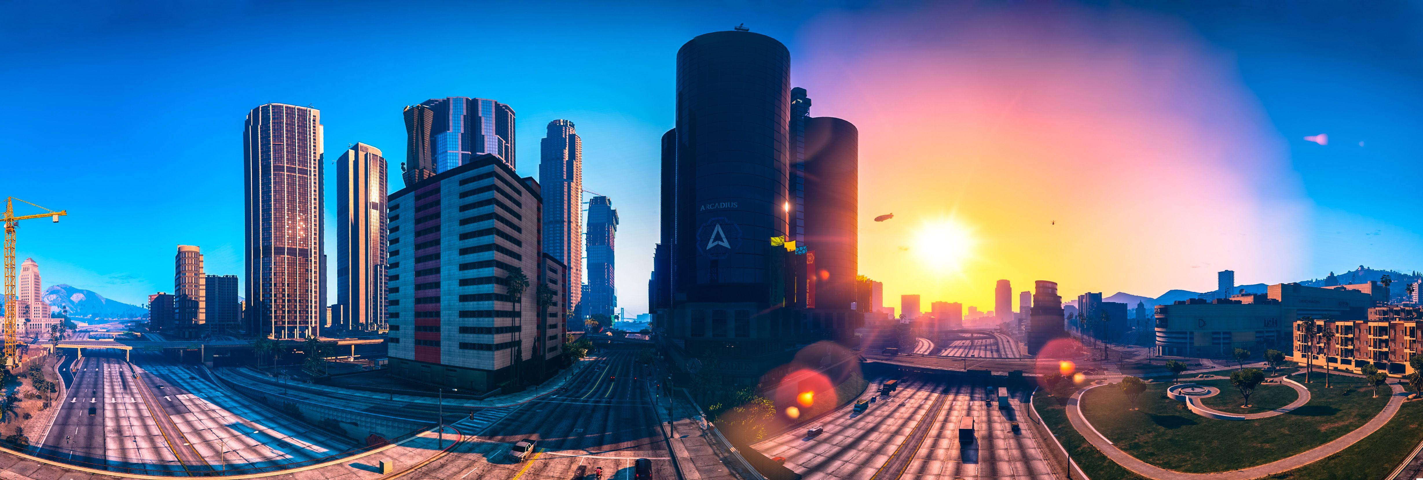 4K GTA 5 洛聖都建築群 壁紙 — 日落時分的全景城市景觀，高聳的摩天大樓和發光的高速公路在充滿活力的橙色和藍色天空下。