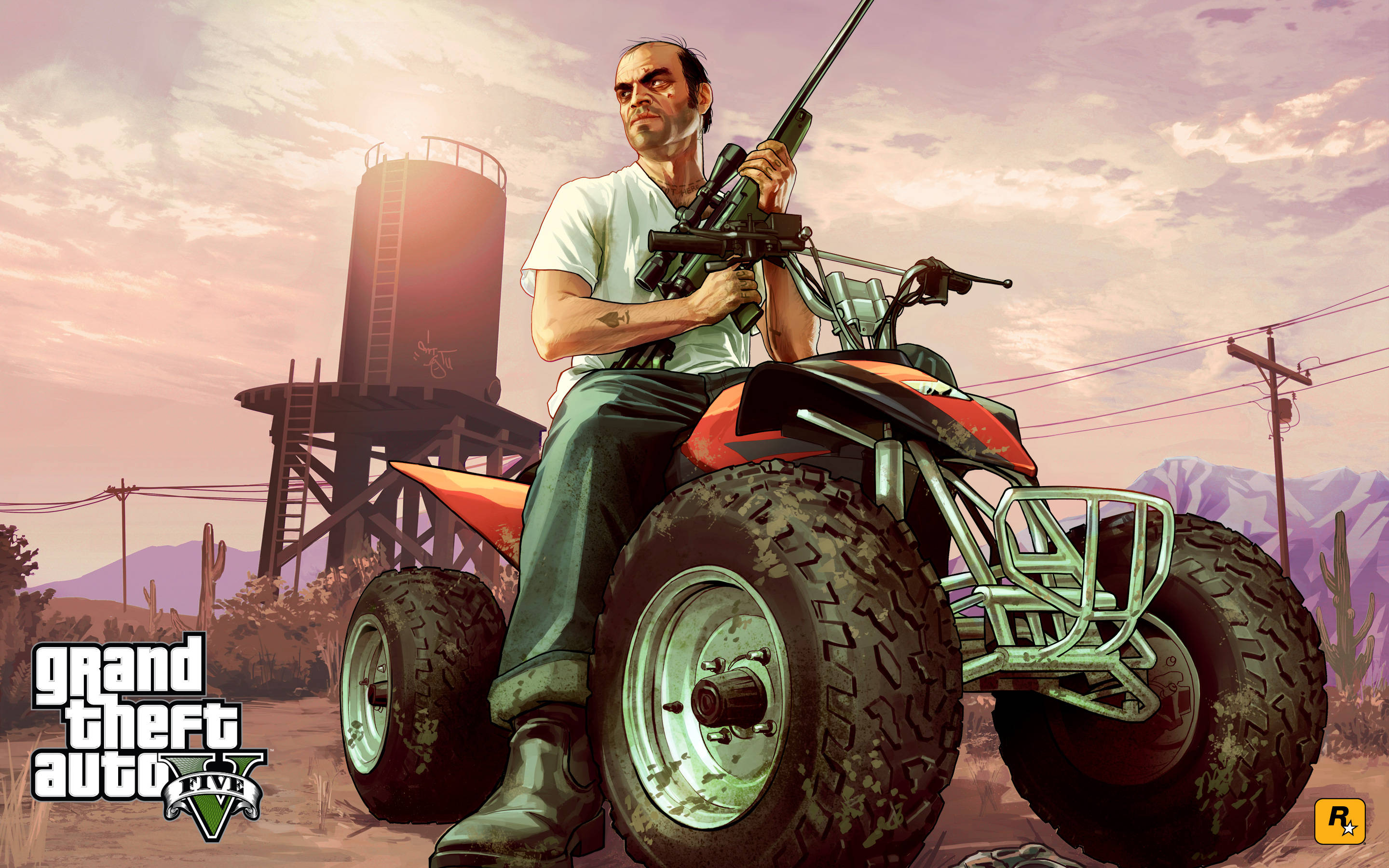 4K GTA 5 特洛伊騎越野車持槍 壁紙 — 一名男子手持步槍，坐在橙色ATV上，身處沙漠景觀中，有儲水塔和山脈，背景是粉紅色的日落天空。