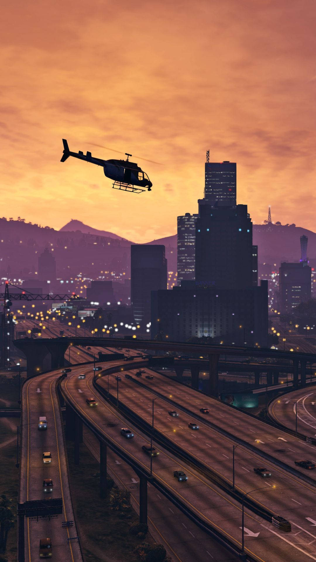 4K GTA 5 直立畫面：洛聖都上空直升機 壁紙 — 一架直升機在日落時分飛越廣闊的城市景觀，發光的高速公路和高聳的建築物在橙色天空的映襯下形成剪影。