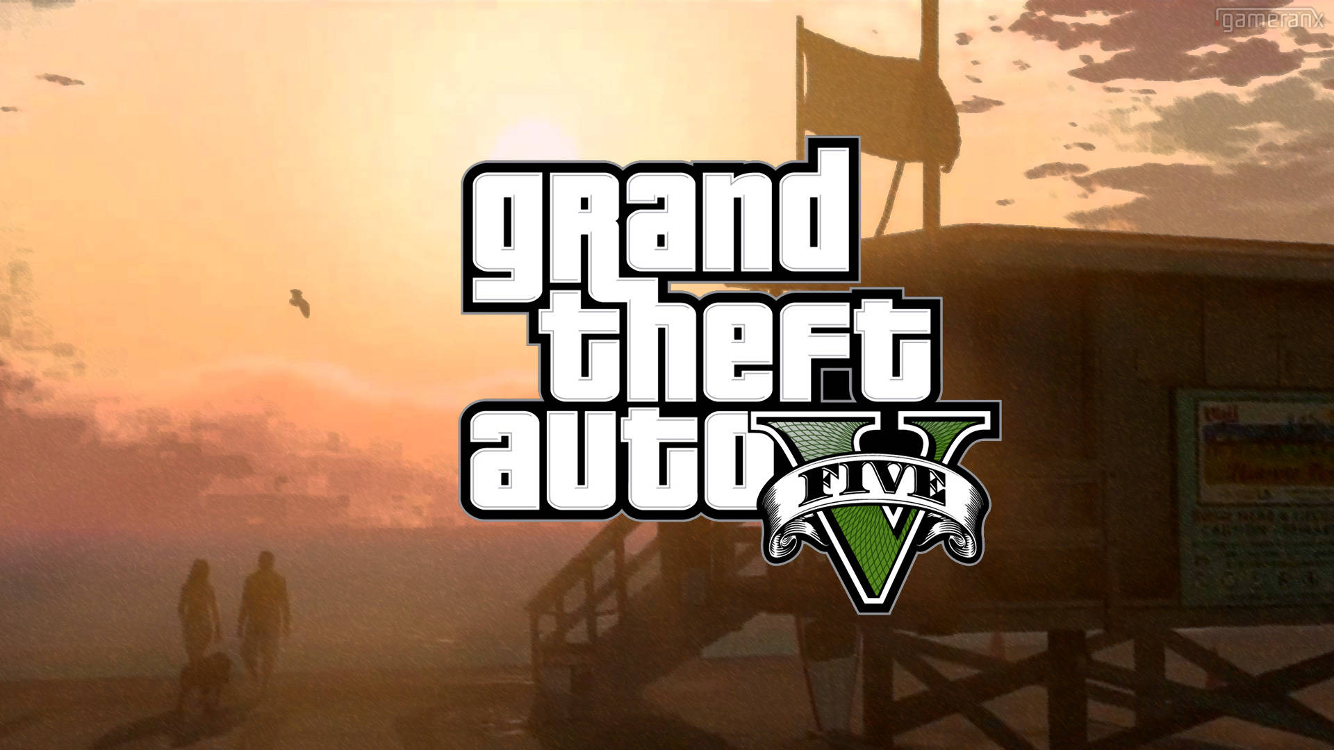 4K GTA 5標誌疊於夕陽小屋 壁紙 — Grand Theft Auto V 標誌主導了一個朦朧的日落場景，其中有剪影人物和木製碼頭結構。