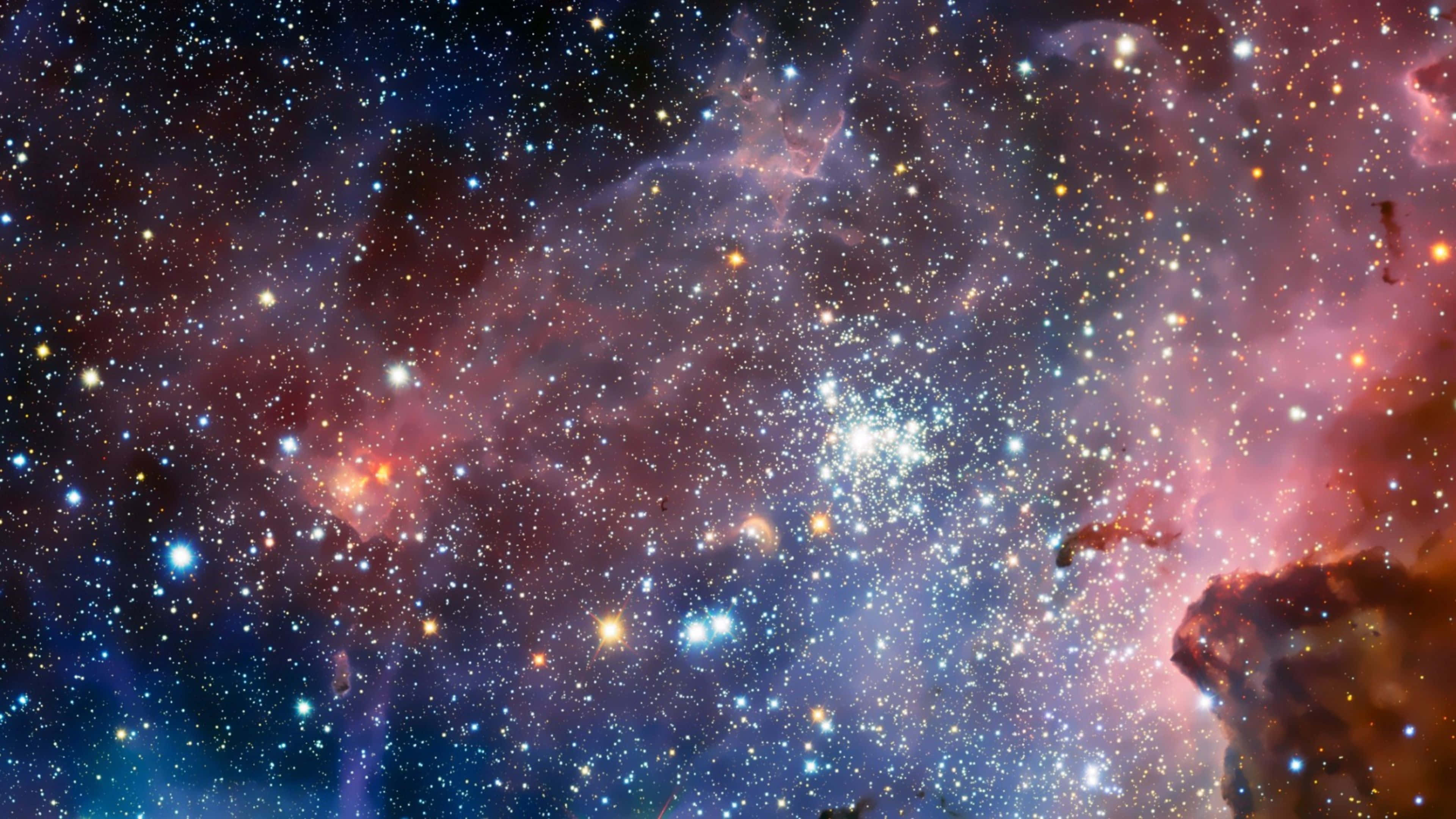 一幅美麗的4K宇宙背景 壁紙 — 令人嘆為觀止的宇宙星雲景觀，散發著粉紅、橙色和藍色色調，點綴著無數閃爍的星星。