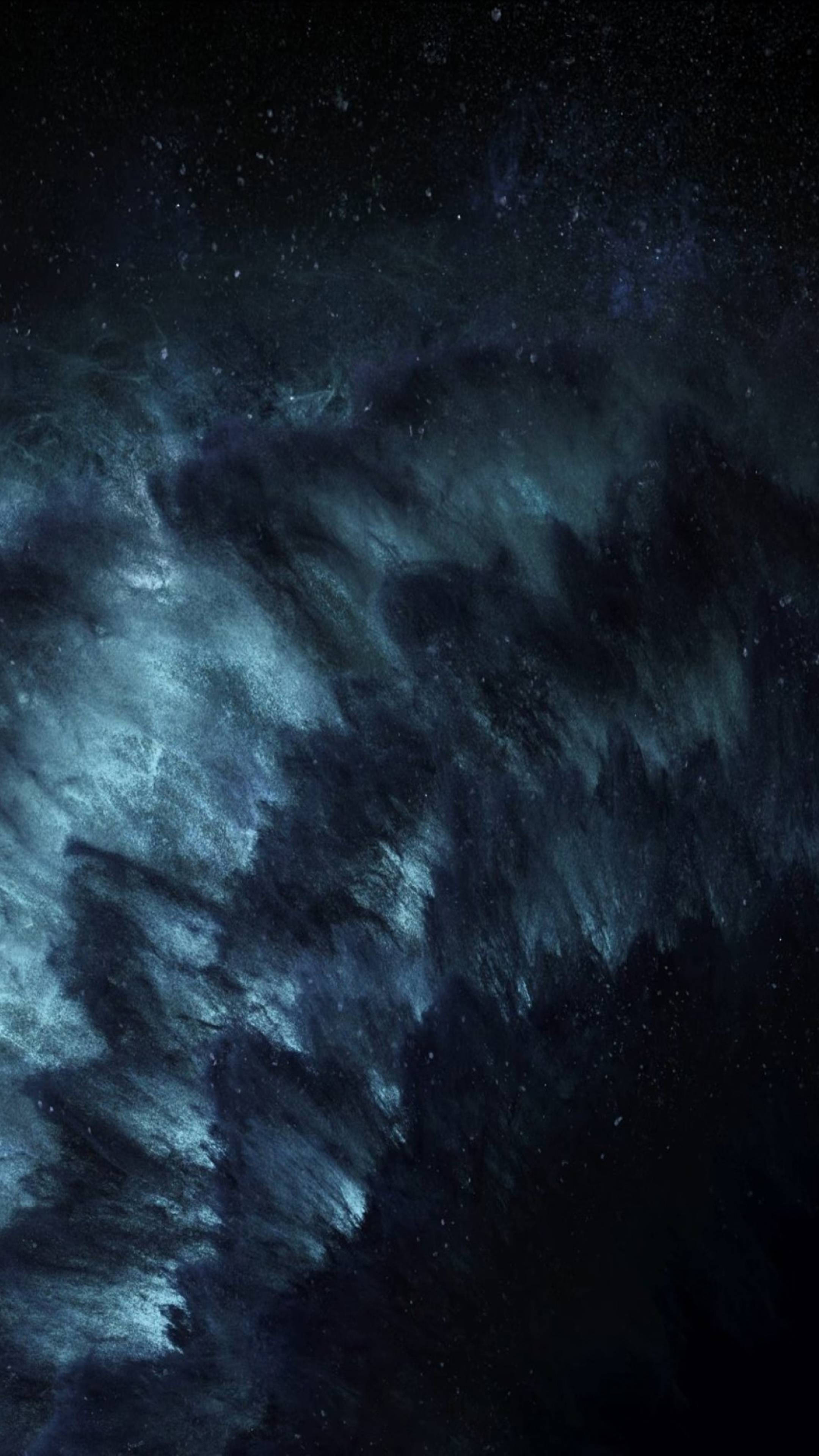 海浪 4K 超高清暗色手機壁紙 壁紙 — 宇宙星雲在深藍色和黑色中旋轉，位於外太空的星場之下。