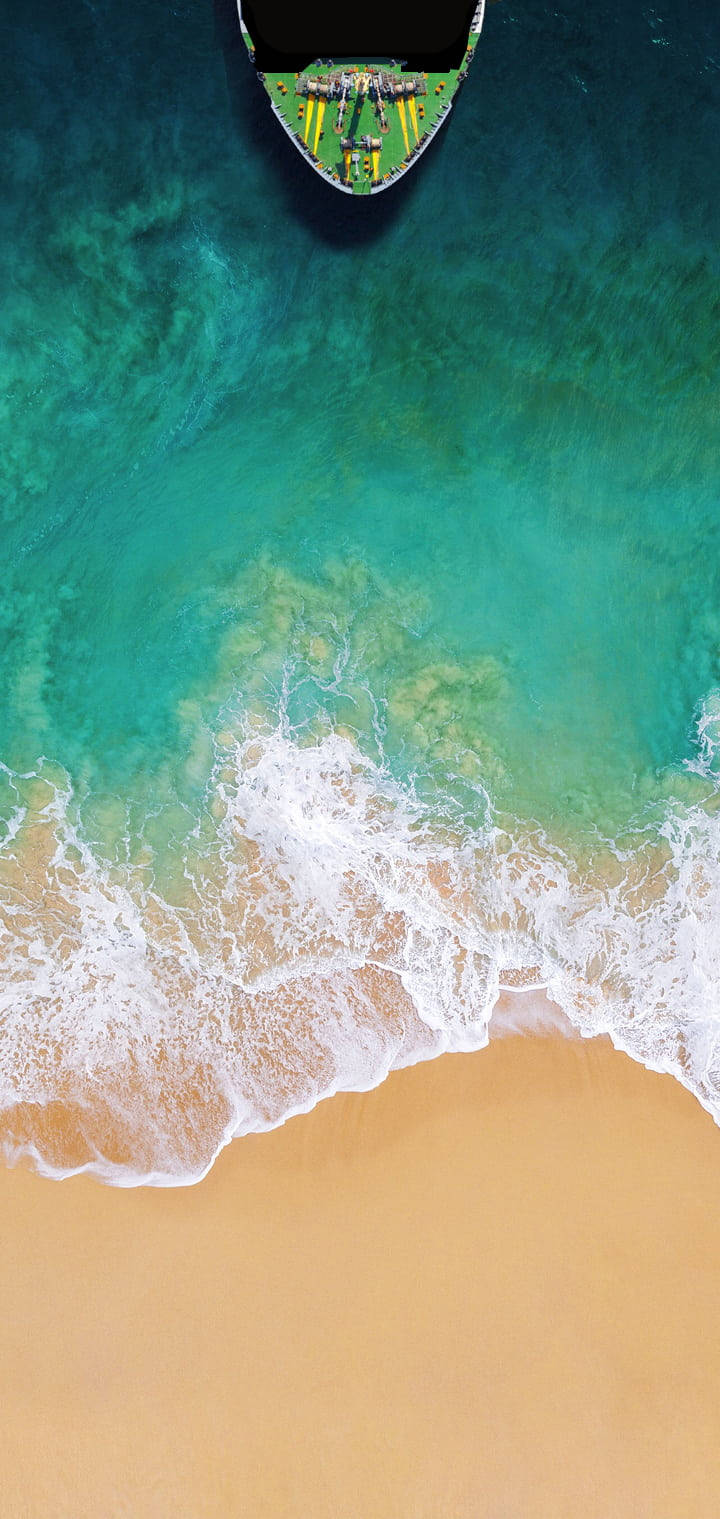 4K iPhone 船隻駛近海灘空中俯瞰