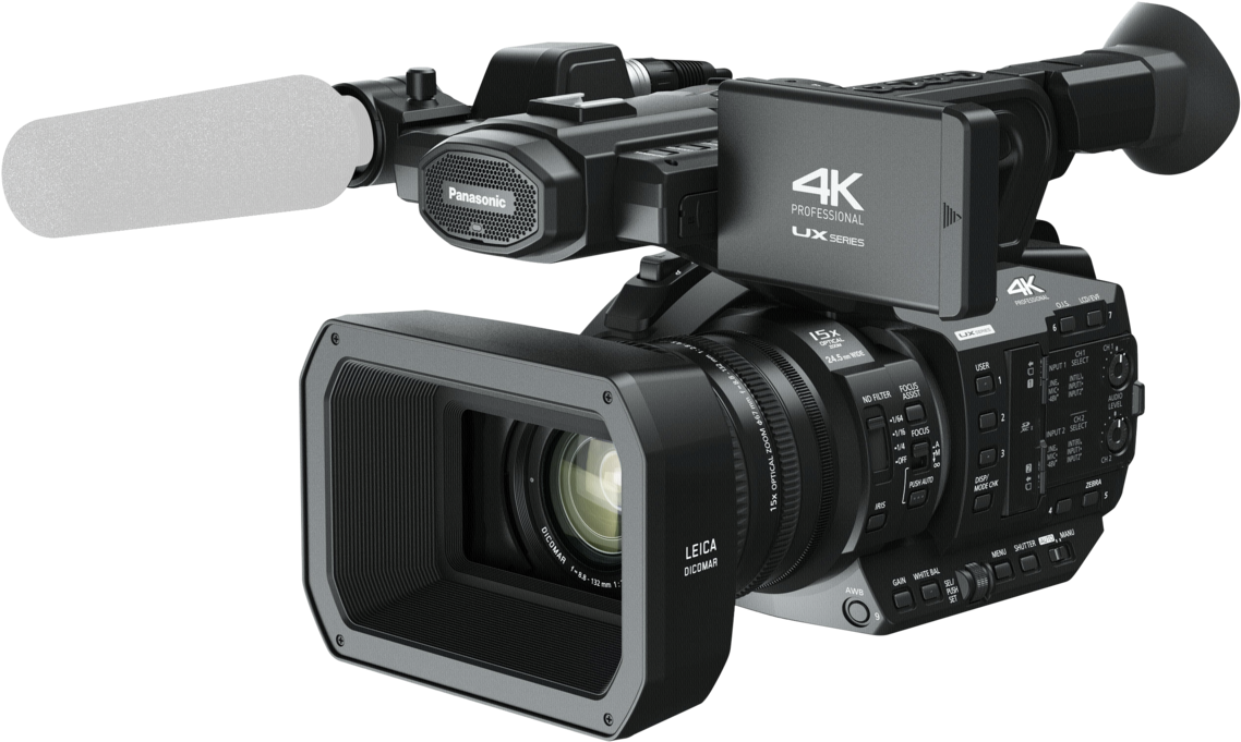 專業級 4K 攝影機 壁紙 — 專業黑色 Panasonic 4K UHD 攝錄機，配備 Leica 鏡頭和外置麥克風，背景為白色。