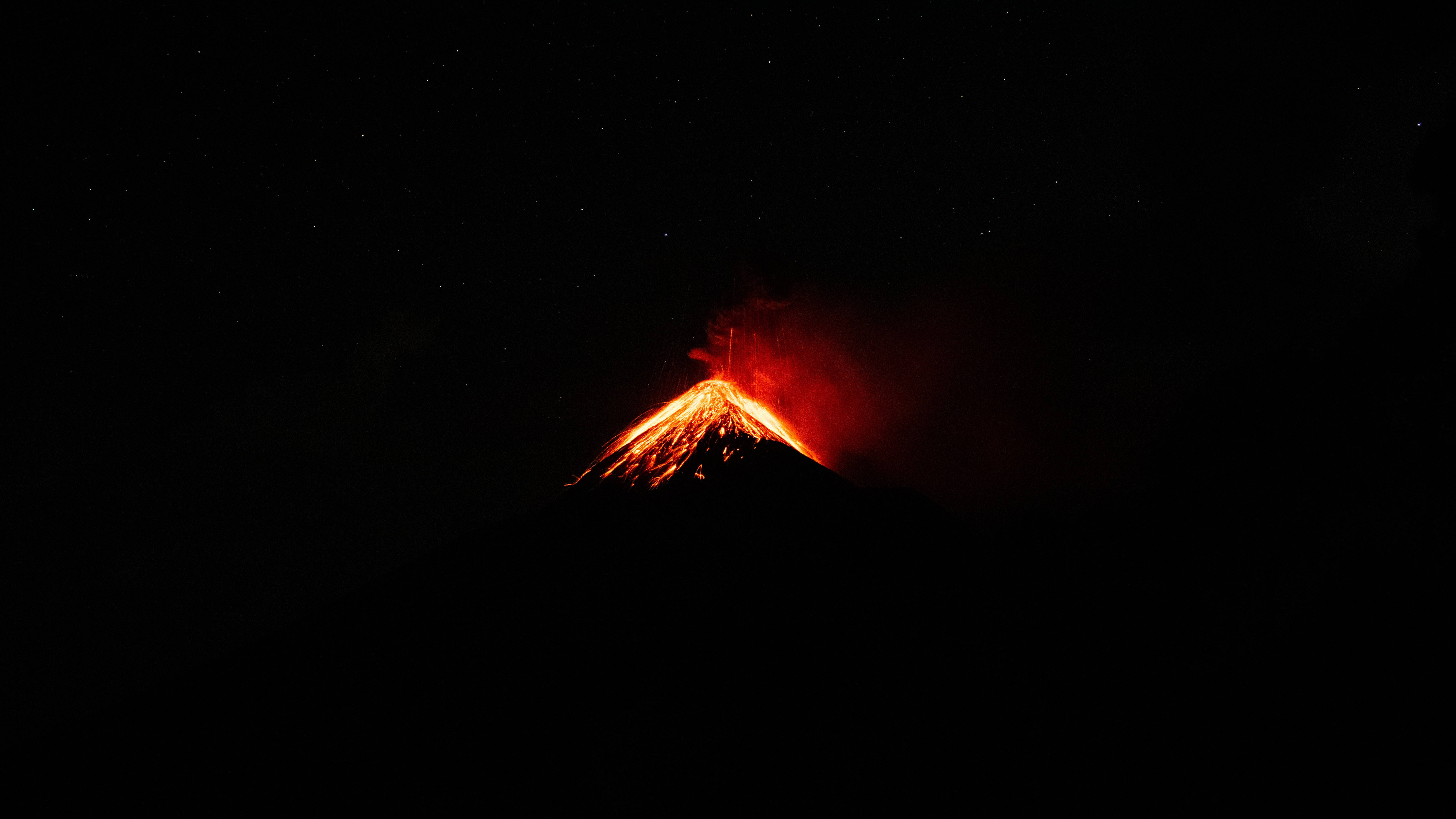 全4K熔岩火山桌面 壁紙 — 一座火山在繁星點點的夜空下噴發出火紅的熔岩。