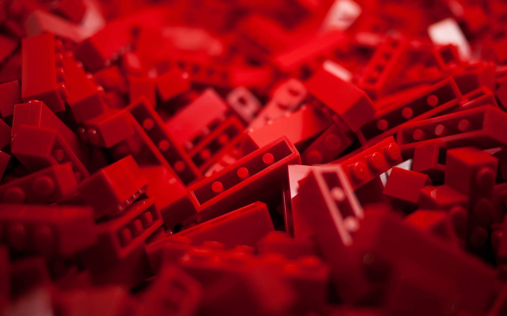 一堆紅色LEGO積木，焦點清晰，背景模糊。