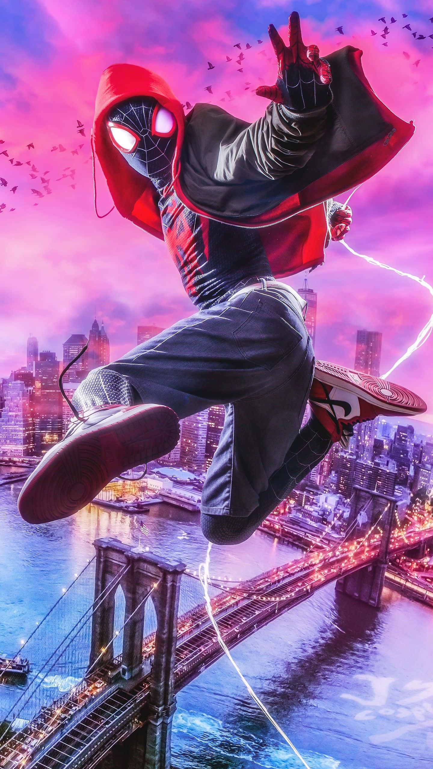 「在這張4K《蜘蛛人：平行宇宙》壁紙中，一睹 Miles Morales 的風采！」 壁紙 — 蜘蛛俠 麥爾斯·莫拉利斯在充滿活力的粉紅和紫色日落天空下，動態地擺盪在發光的城市橋樑上。