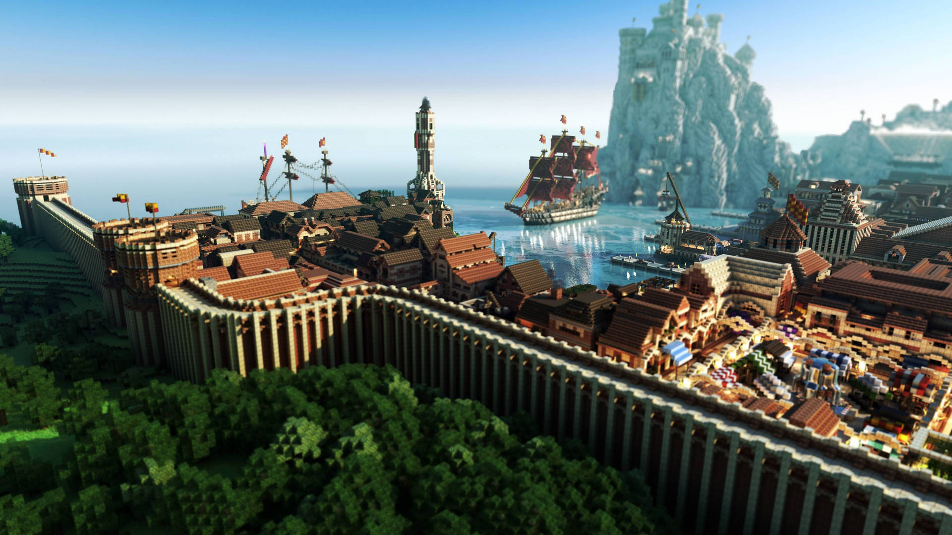 日落時分，一個方塊狀的Minecraft沿海城市，有城堡和船隻。