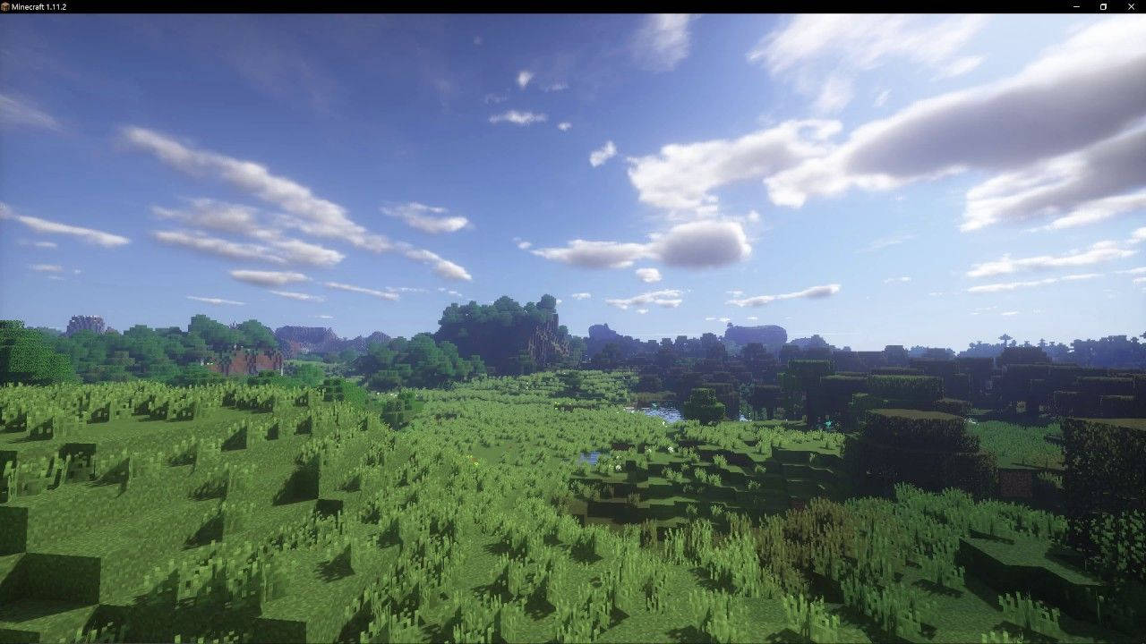 Minecraft草原，有樹木同山丘，喺有雲嘅藍天之下。
