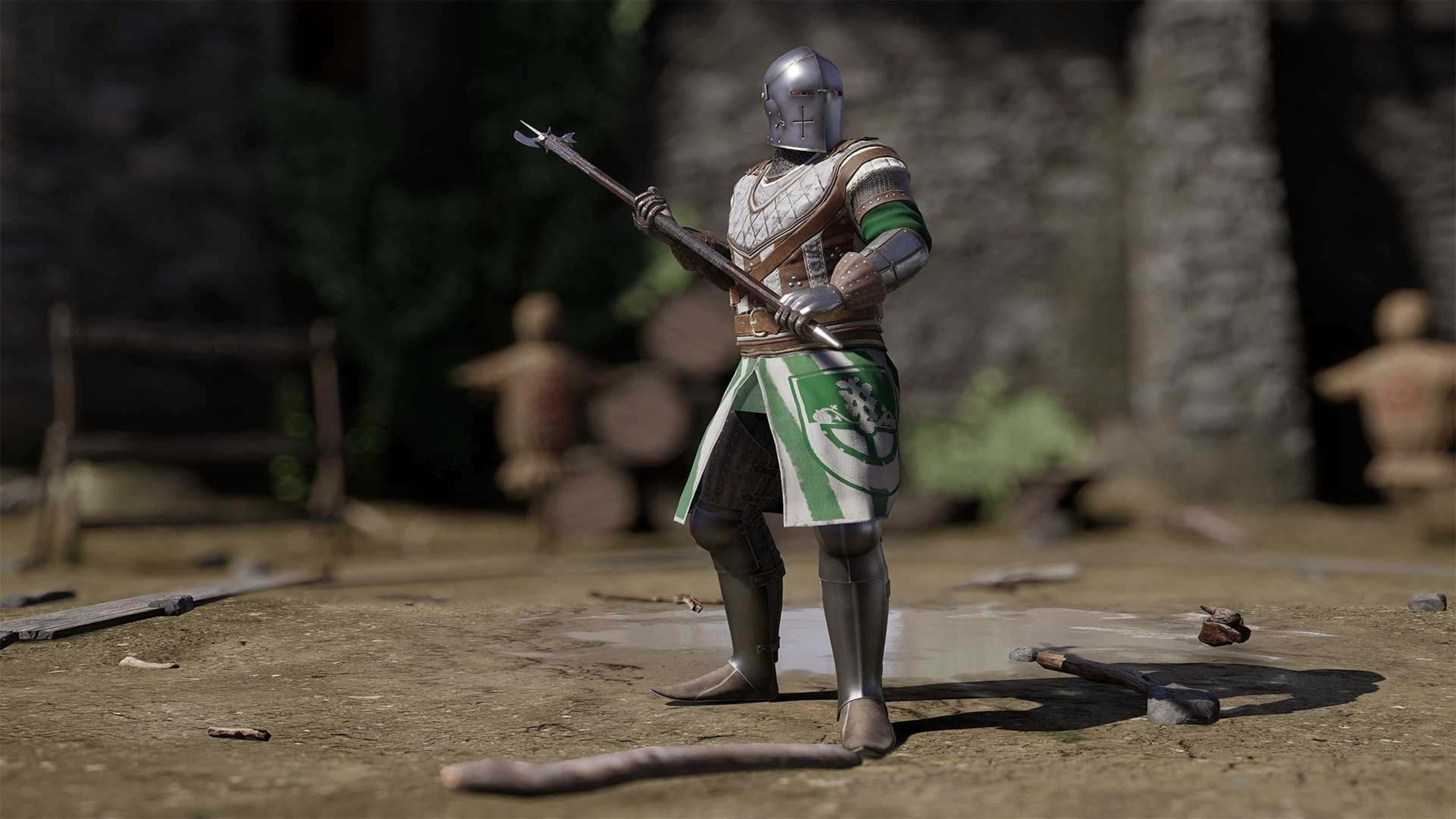 4K《Mordhau》背景：持戟騎士 壁紙 — 一位身穿銀色盔甲和綠色戰袍的騎士，在陽光明媚的中世紀庭院中手持長戟，蓄勢待發。