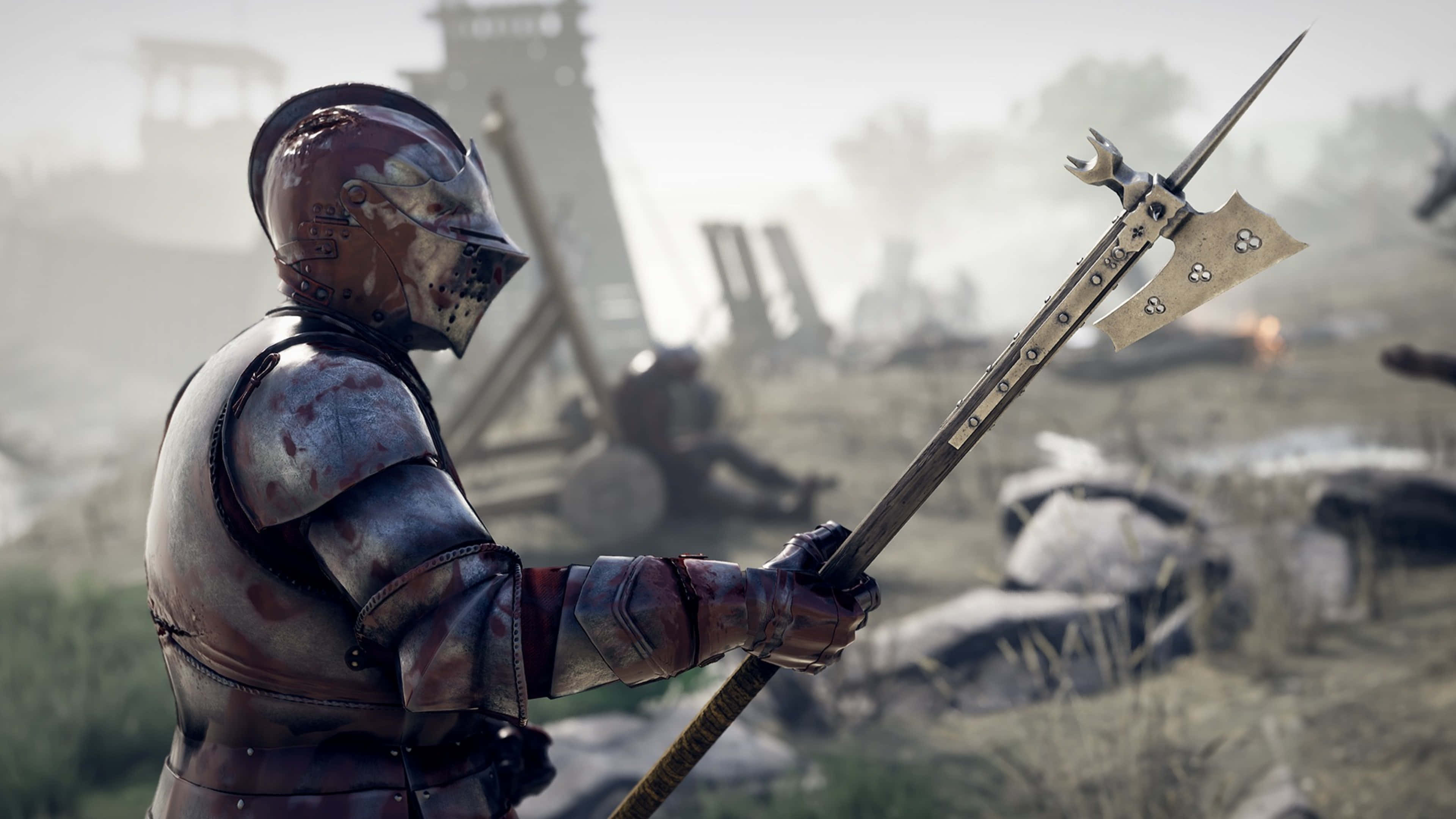 4K《Mordhau》背景：血染長柄斧騎士 壁紙 — 一名身穿風化盔甲的騎士，在霧氣瀰漫的戰場上，手握帶刺的長戟，周圍是破損的攻城器械和倒下的士兵。