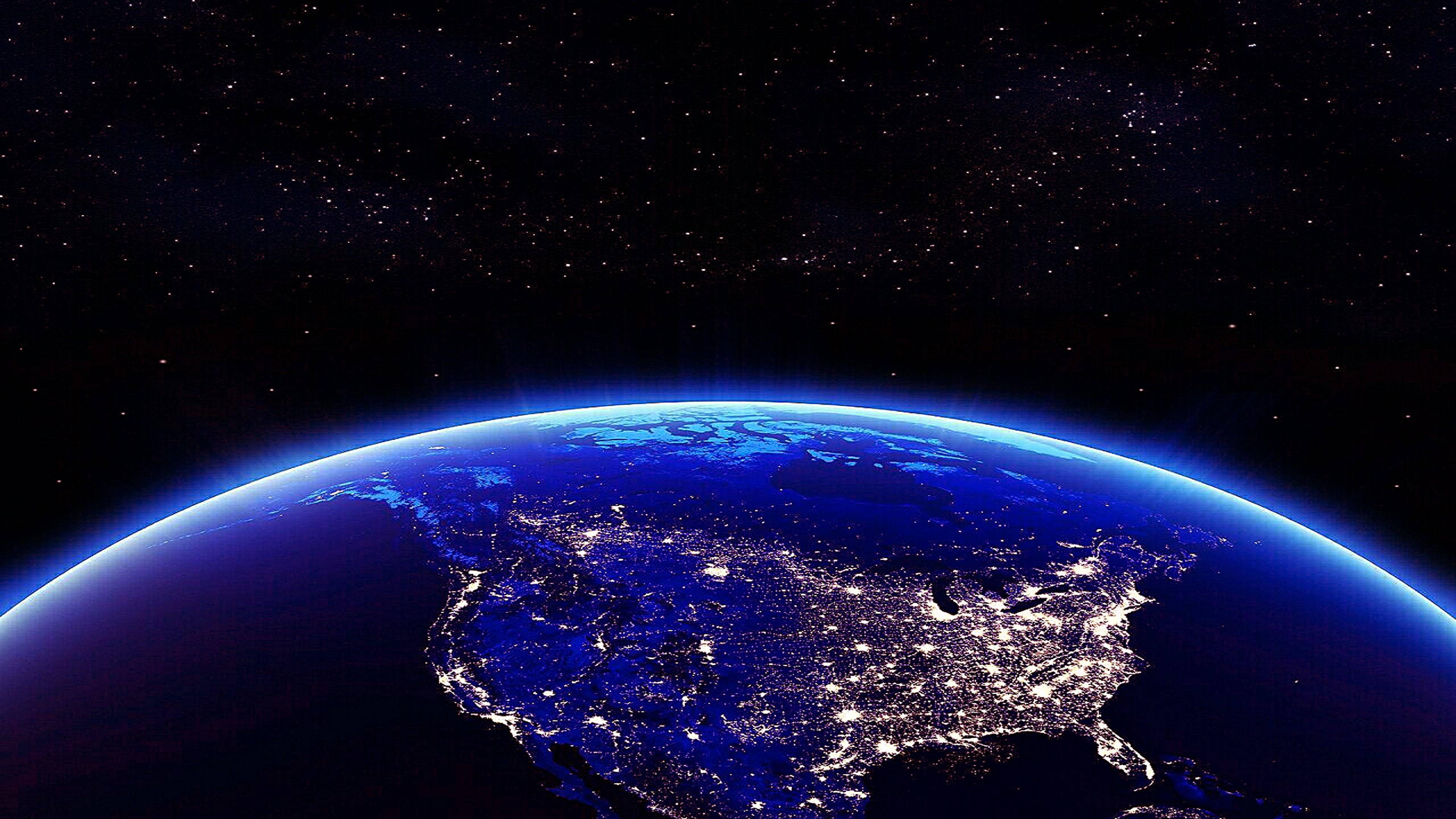 4K筆電太空地球夜景 壁紙 — 從太空俯瞰地球夜晚的壯麗景象，展現北美洲閃爍的城市燈光，背景是繁星點點的宇宙。