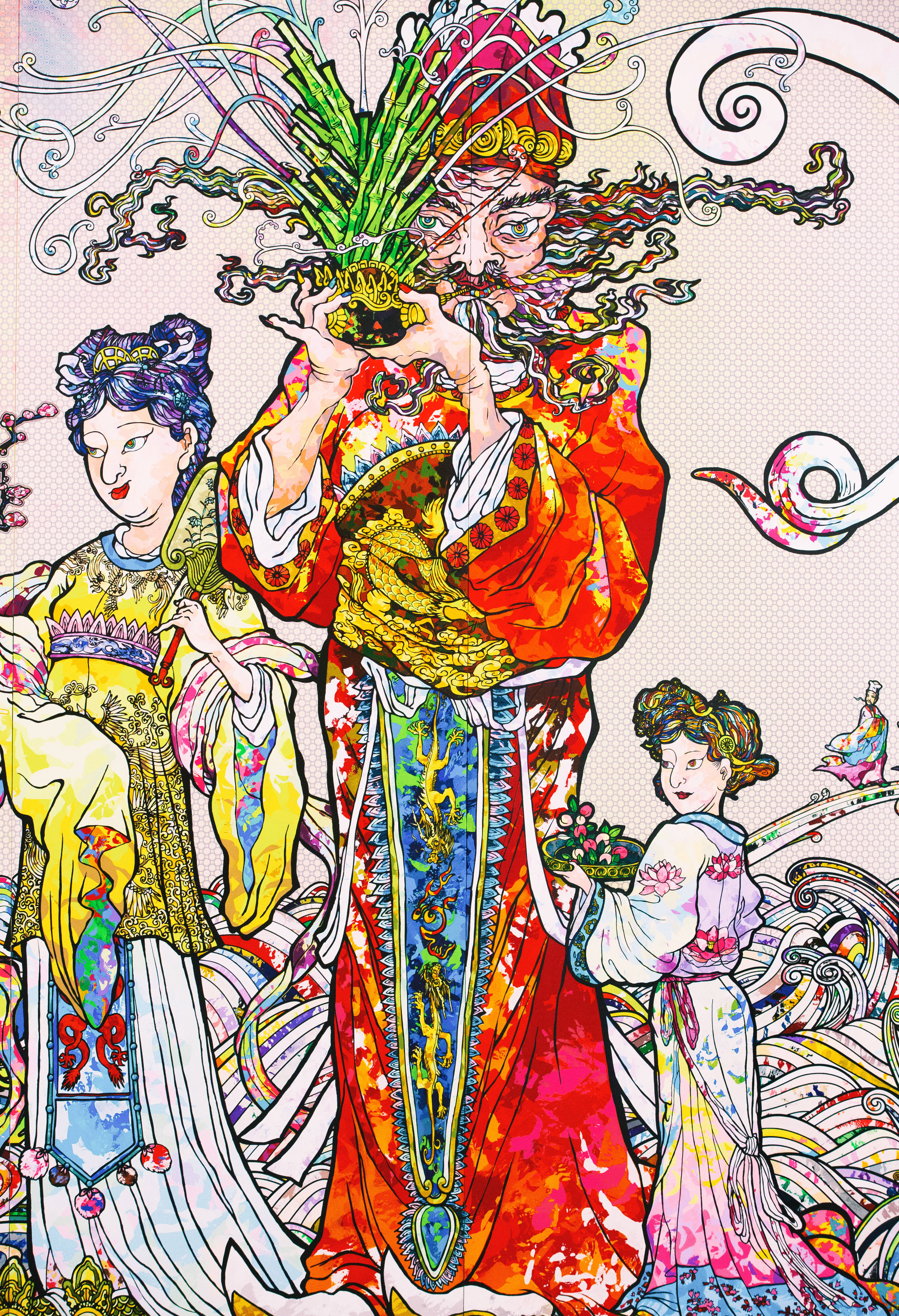 村上隆家庭畫作4K 壁紙 — 一幅充滿活力的插圖，描繪一位身穿華麗紅袍的威嚴人物手持儀式用包裹，兩旁有兩位衣著優雅的侍從，周圍環繞著旋轉的裝飾圖案。
