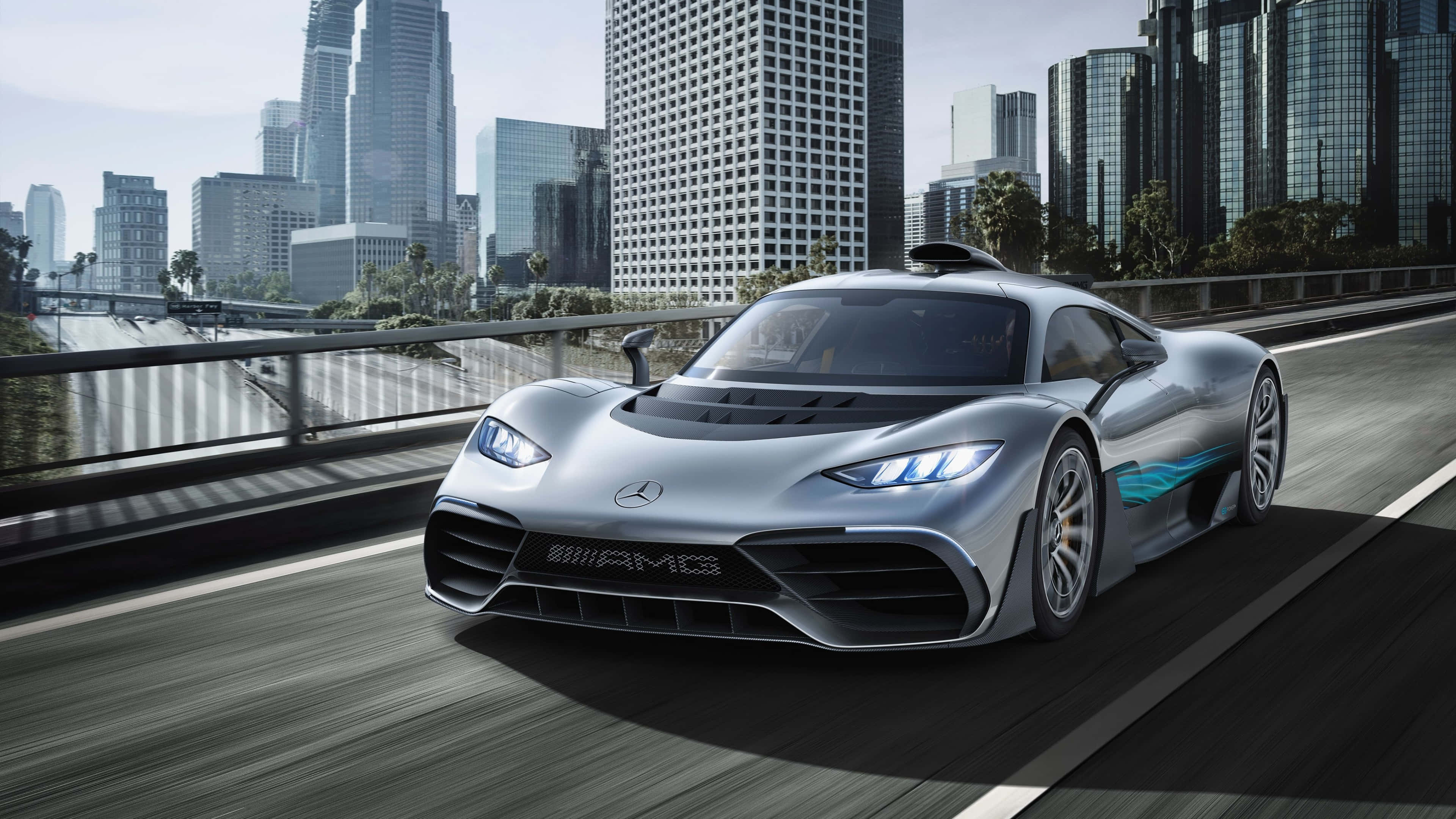 4K Project Cars 梅賽德斯-AMG 跑車路景背景 壁紙 — 一輛時尚的銀色 Mercedes-AMG 跑車在摩天大樓背景下沿著城市橋樑飛馳。