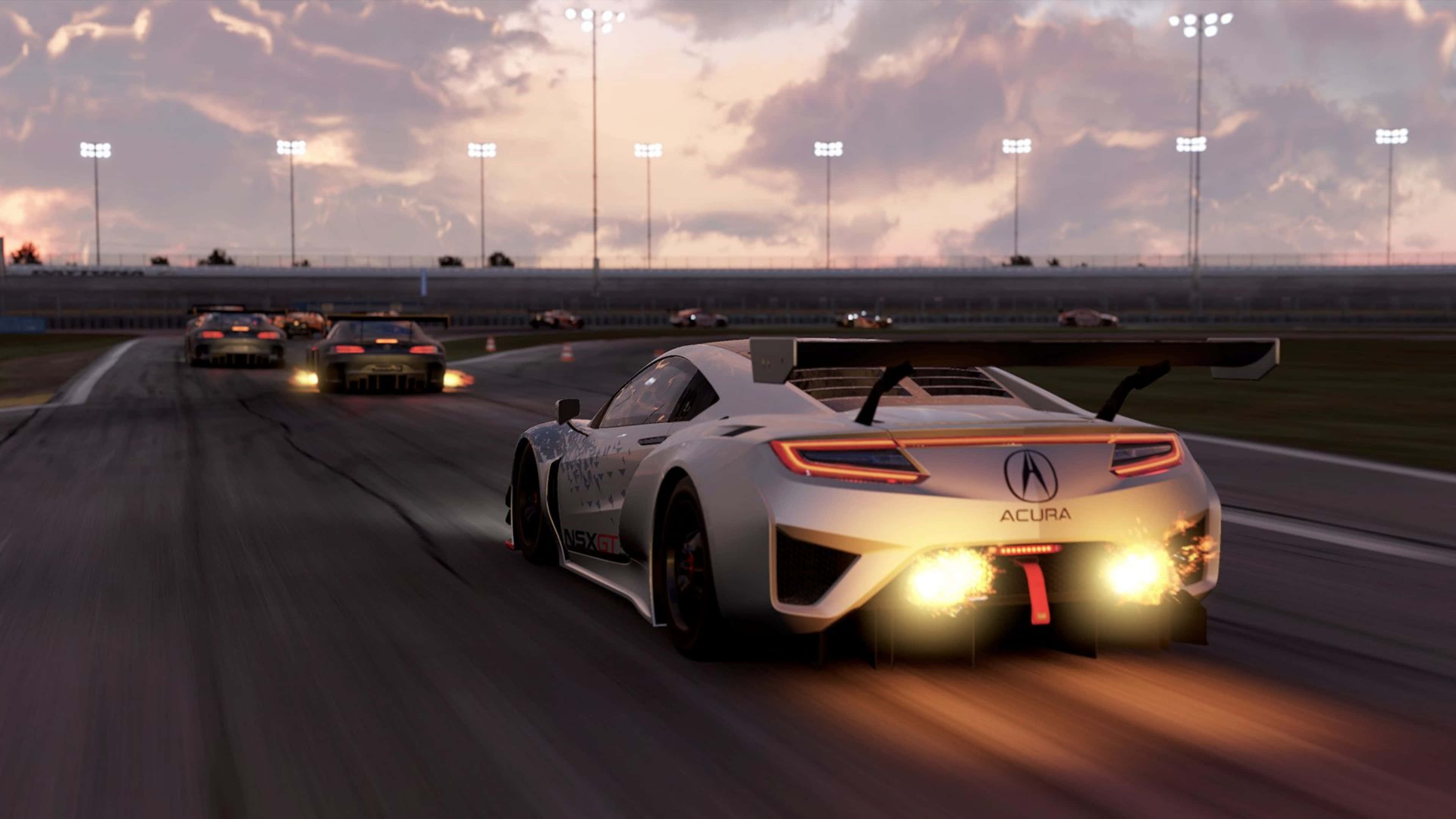 4K Project Cars 白色 Acura 賽車背景 壁紙 — 一輛白色Acura賽車在黃昏時分在賽道上疾馳，車頭燈和尾燈閃閃發光，其他賽車在體育場燈光下領先。