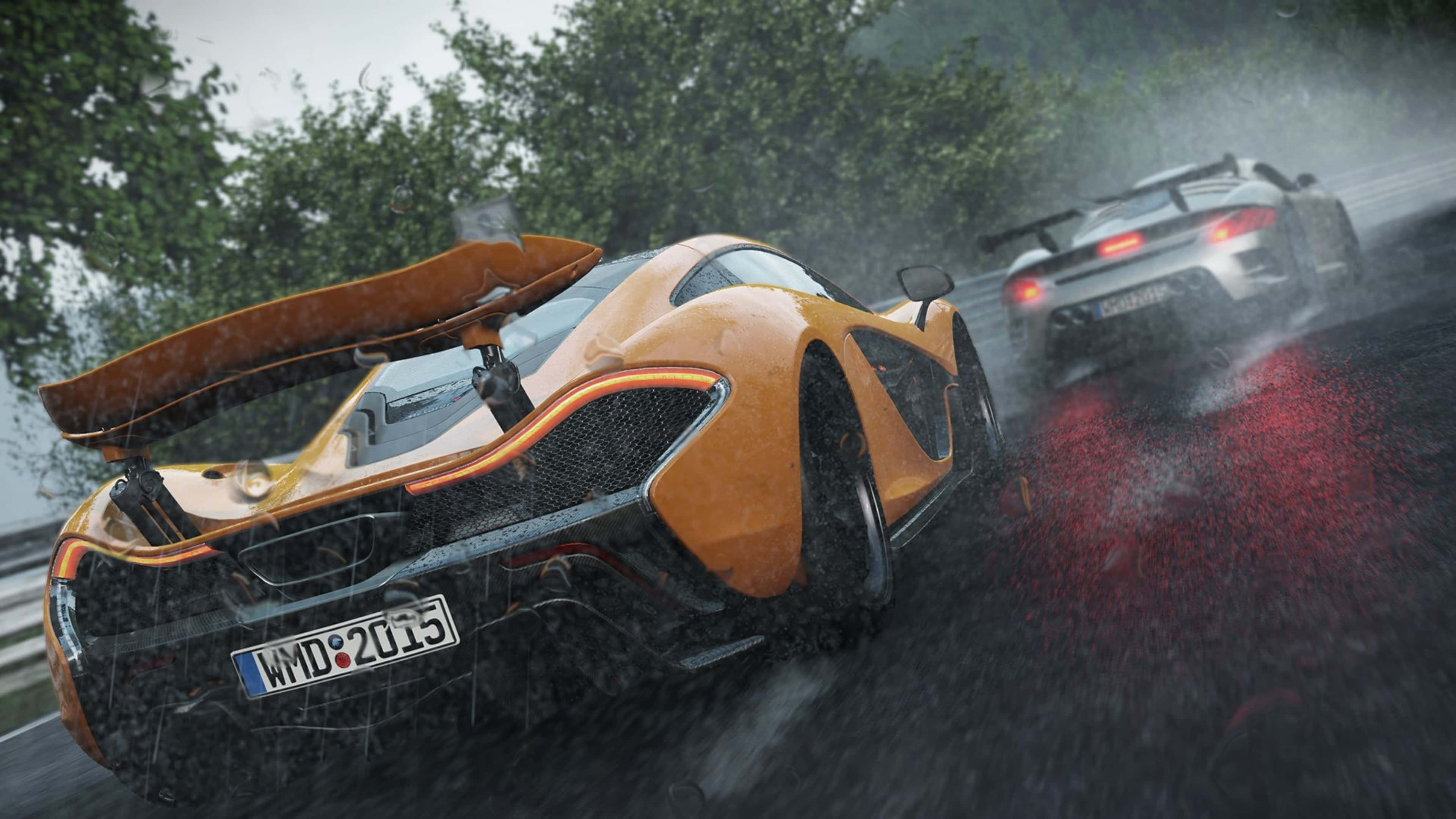 4K Project Cars 黃色麥拉倫後視背景 壁紙 — 一輛鮮橙色跑車升起尾翼，在滂沱大雨中於濕滑道路上飛馳，另一輛車緊隨其後。