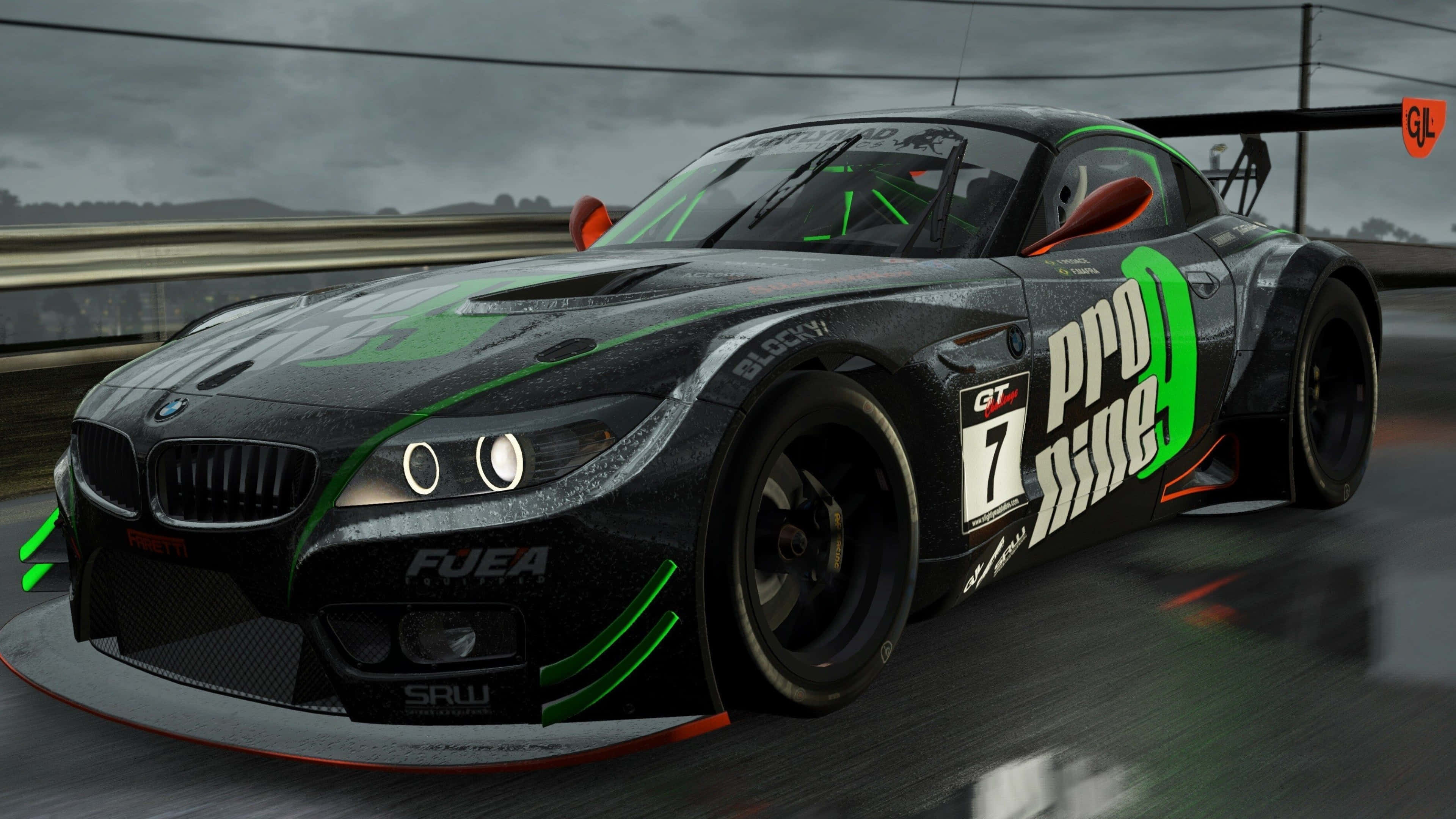 4K Project Cars 黑色BMW Z4 GT3 (E89)背景 壁紙 — 一架時尚的黑色和綠色賽車，號碼7，在暴風雨的灰色天空下沿著潮濕的賽道飛馳。
