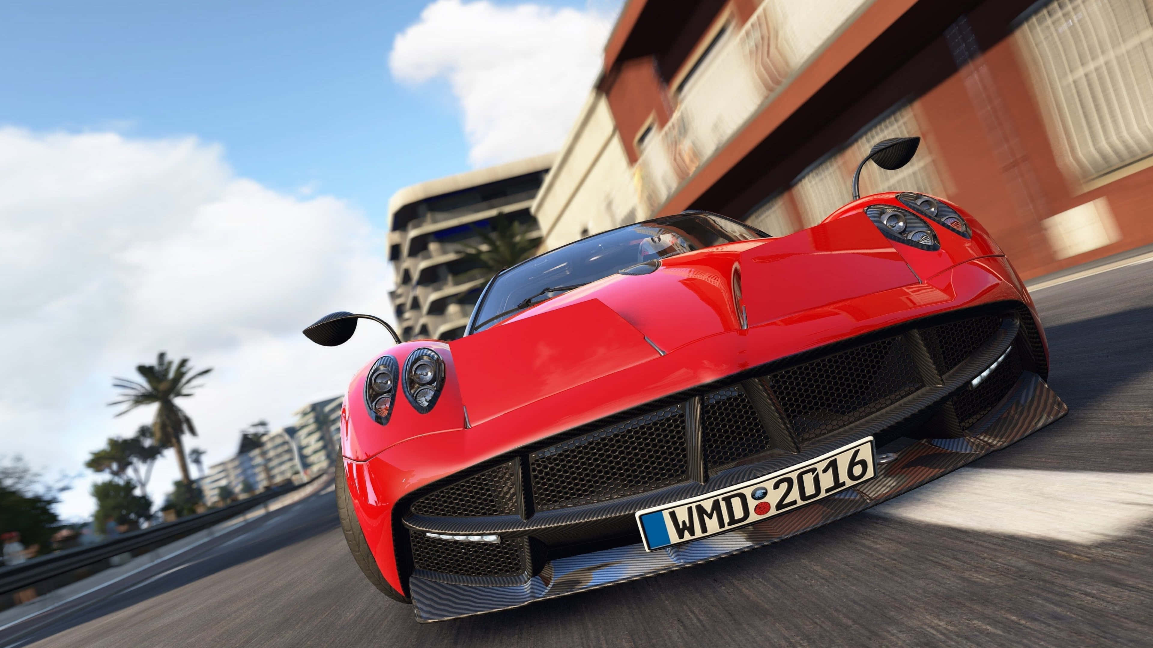 4K Project Cars 紅色 Pagani Huayra '13 背景 壁紙 — 一輛鮮紅色的帕加尼Huayra在藍天白雲下，沿著棕櫚樹和現代建築林立的沿海公路飛馳。