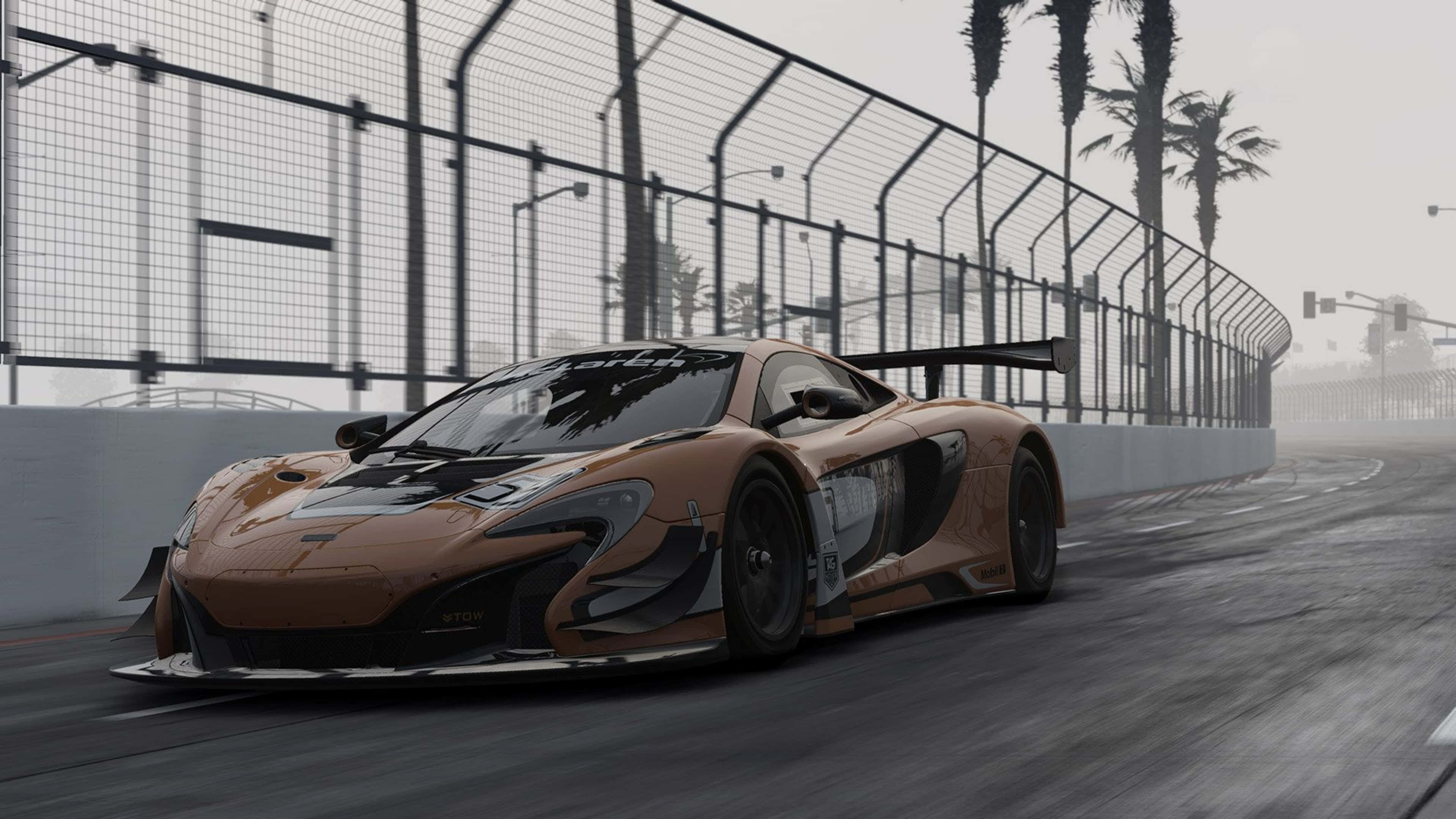4K Project Cars 橙色麥拉倫 P1 背景 壁紙 — 一輛青銅色麥拿侖賽車沿著霧氣瀰漫的賽道疾馳，賽道兩旁種滿棕櫚樹和安全護欄。