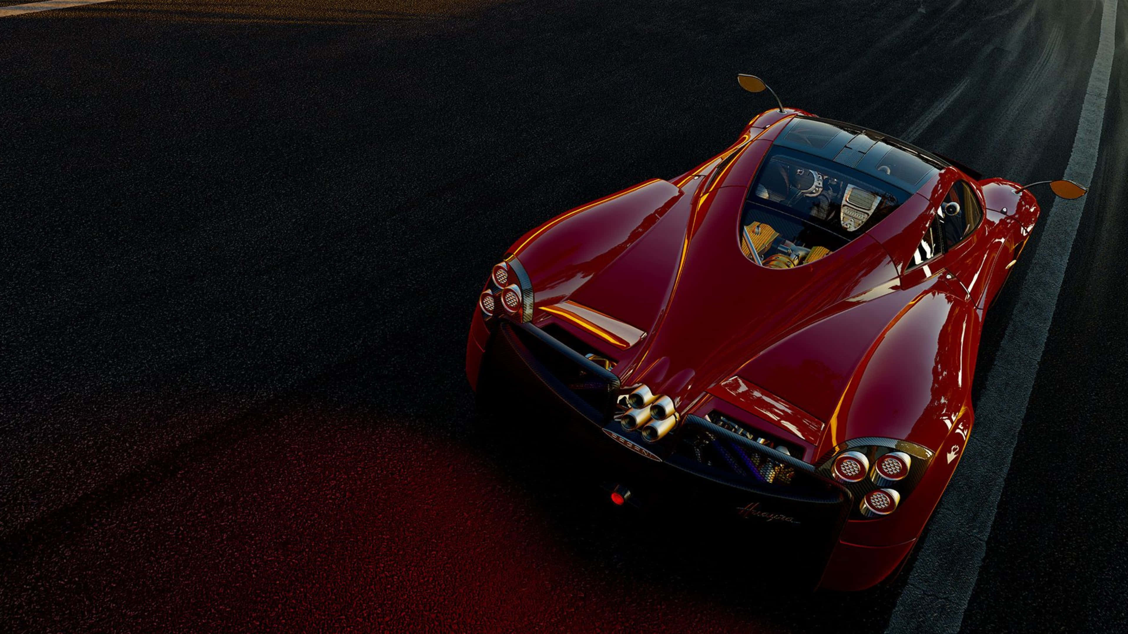 4K Project Cars 高光紅色帕加尼 Huayra 背景 壁紙 — 一輛光亮的紅色Pagani跑車在戲劇性燈光下沿著黑暗的瀝青賽道飛馳。