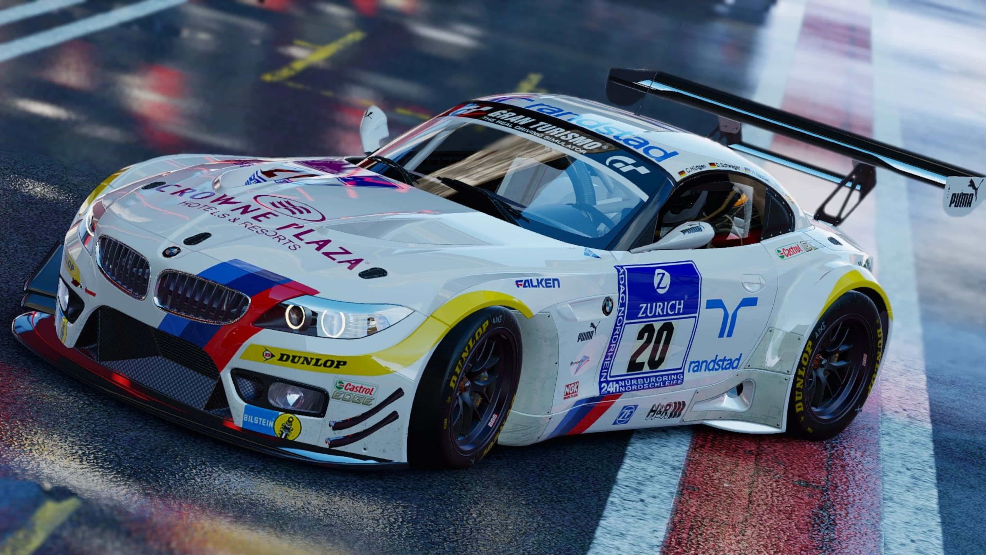 4K Project Cars 白色 BMW Z4 GT3 (E89) 背景 壁紙 — 一輛白色寶馬賽車（20號）在明亮燈光下於潮濕賽道上疾馳。