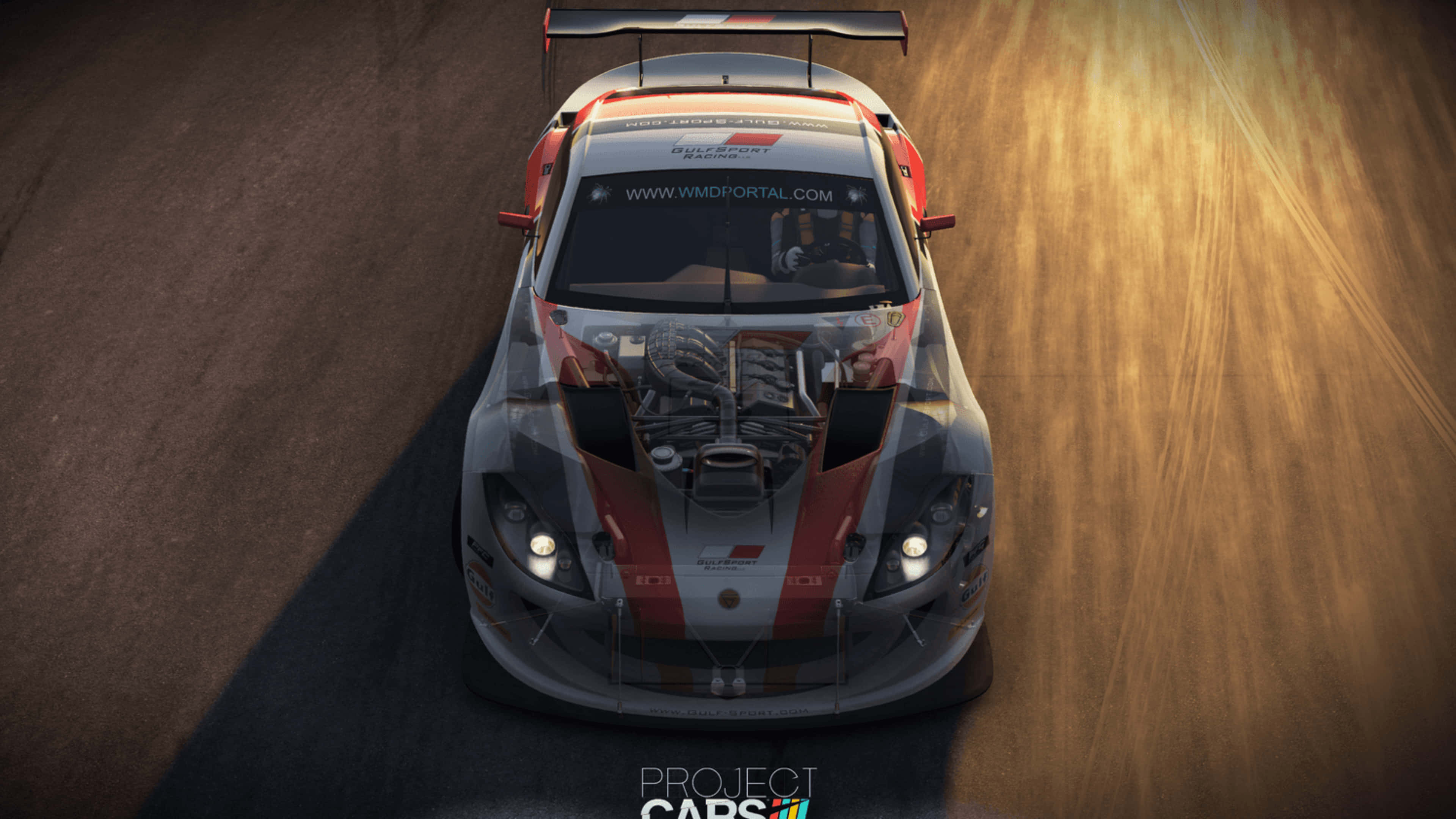 4K Project Cars 灰色賽車 Assetto Corsa 背景 壁紙 — 高角度拍攝一輛賽車，引擎外露，在塵土飛揚的賽道上沐浴在溫暖的金色光芒中。