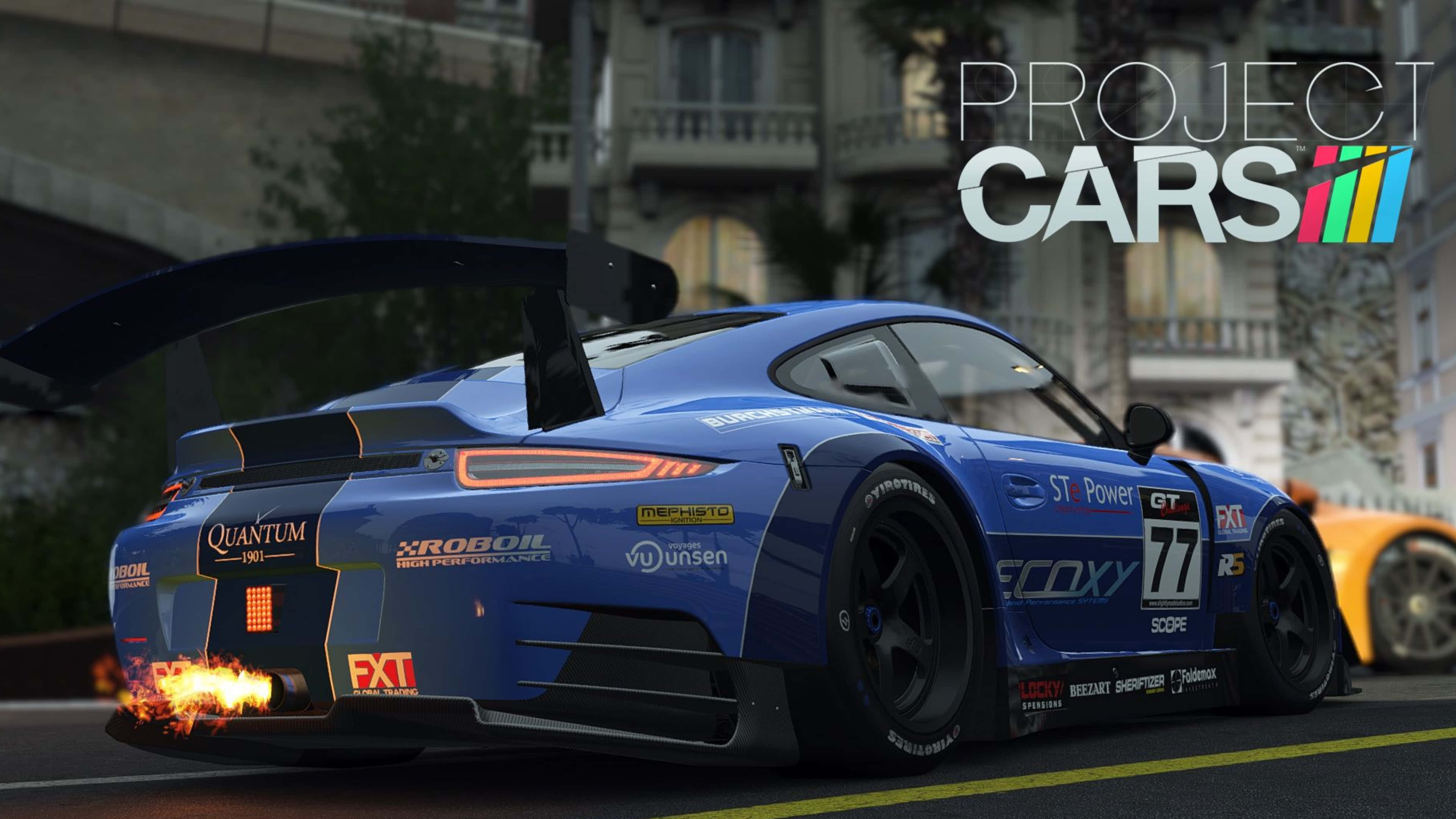 4K Project Cars 遊戲標題藍色保時捷911 GT3 R背景 壁紙 — 一輛藍色賽車，車號77，帶有贊助商貼紙，在城市的街道上飛馳，排氣管噴出火焰。