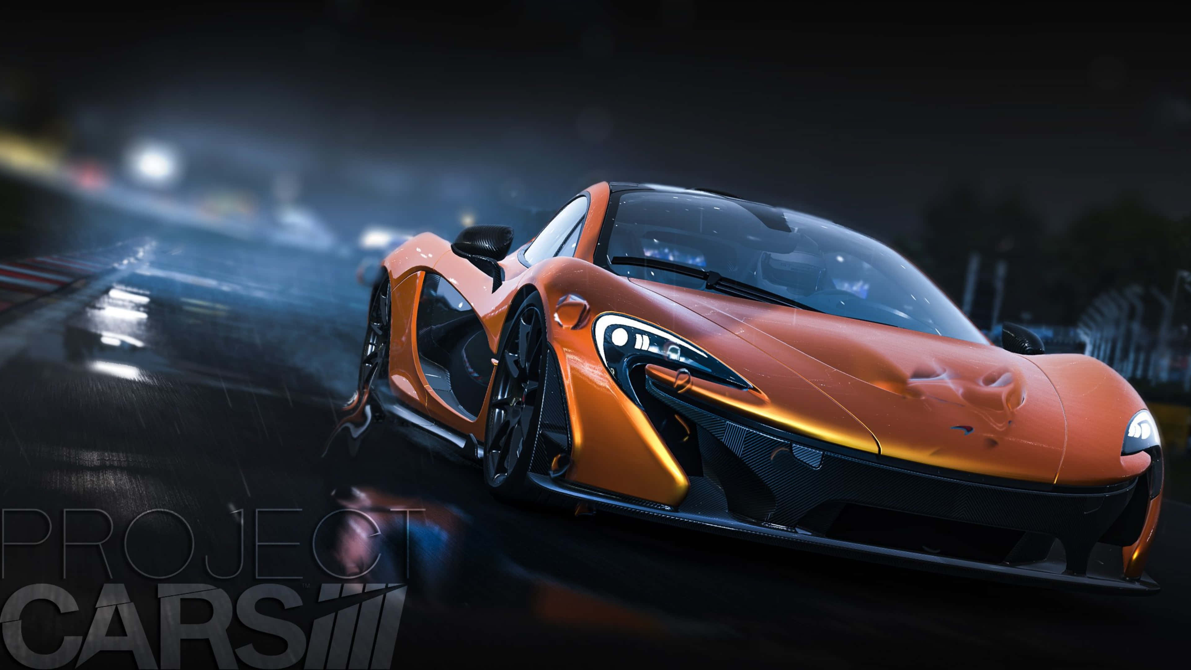 4K Project Cars 橙色麥拉倫P1 路景背景 壁紙 — 一輛充滿活力的橙色McLaren跑車在潮濕的賽道上夜間漂移，伴隨著發光的車頭燈和動態模糊效果。