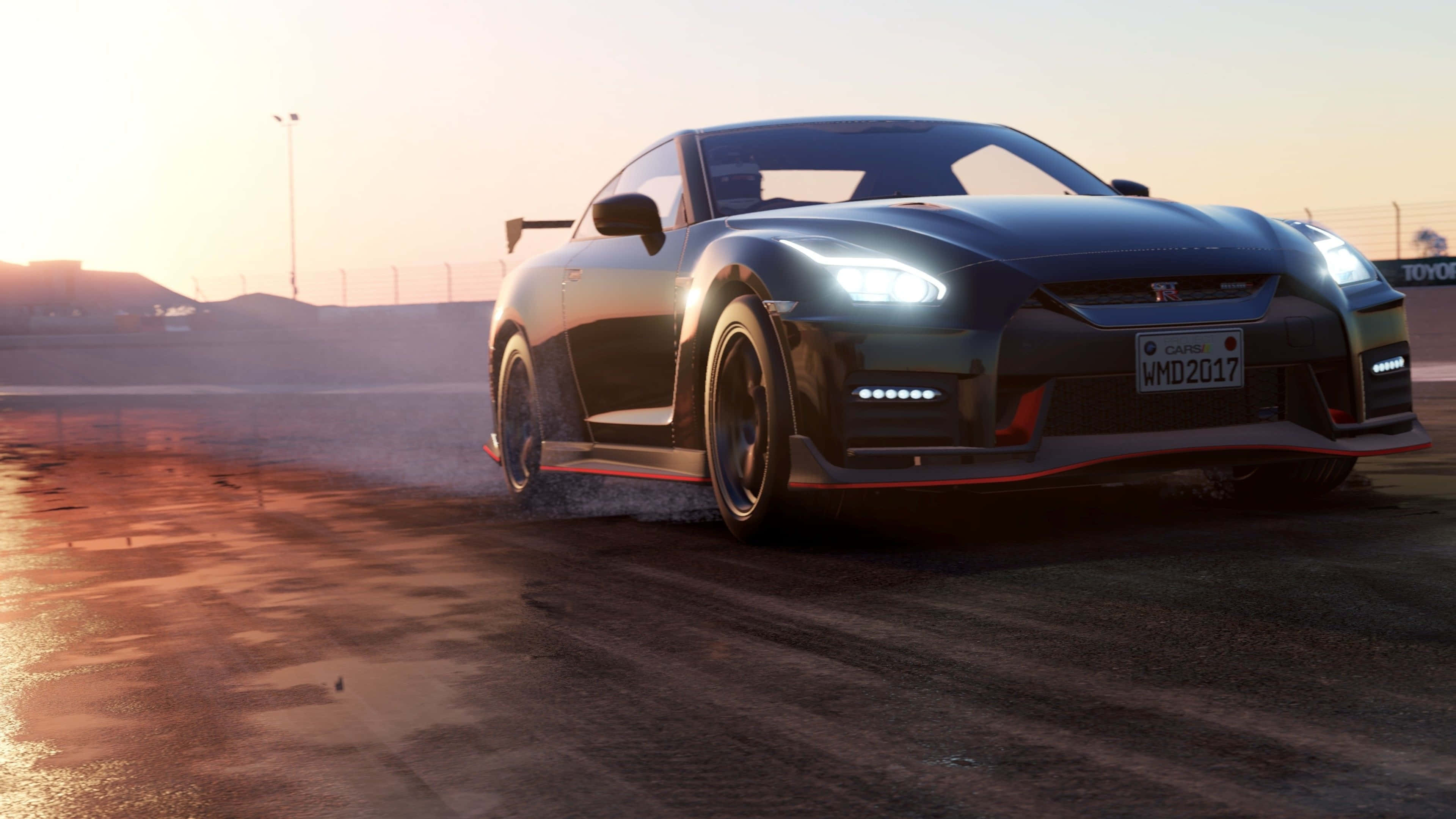 4K Project Cars 黑色日產GT-R R35背景 壁紙 — 一輛黑色日產GT-R在日落時分於潮濕賽道上飄移，煙霧繚繞。