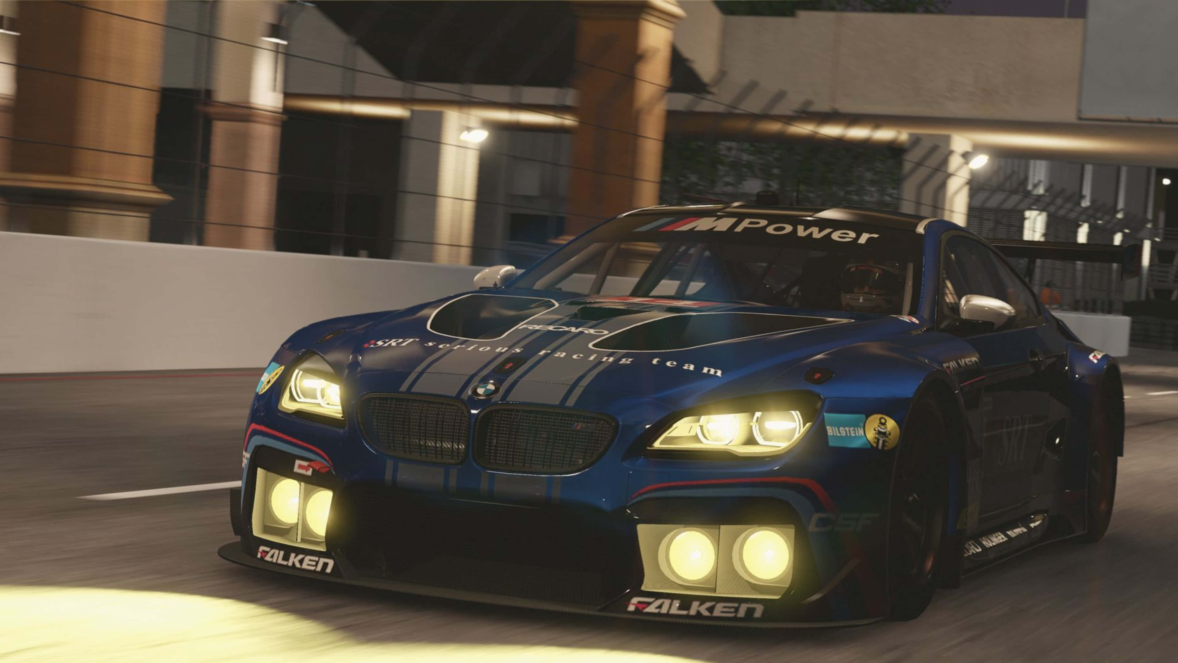 4K Project Cars 深藍色 BMW M4 背景 壁紙 — 一輛藍色寶馬賽車，車頭燈閃爍，在黃昏時分飛馳於城市賽道。