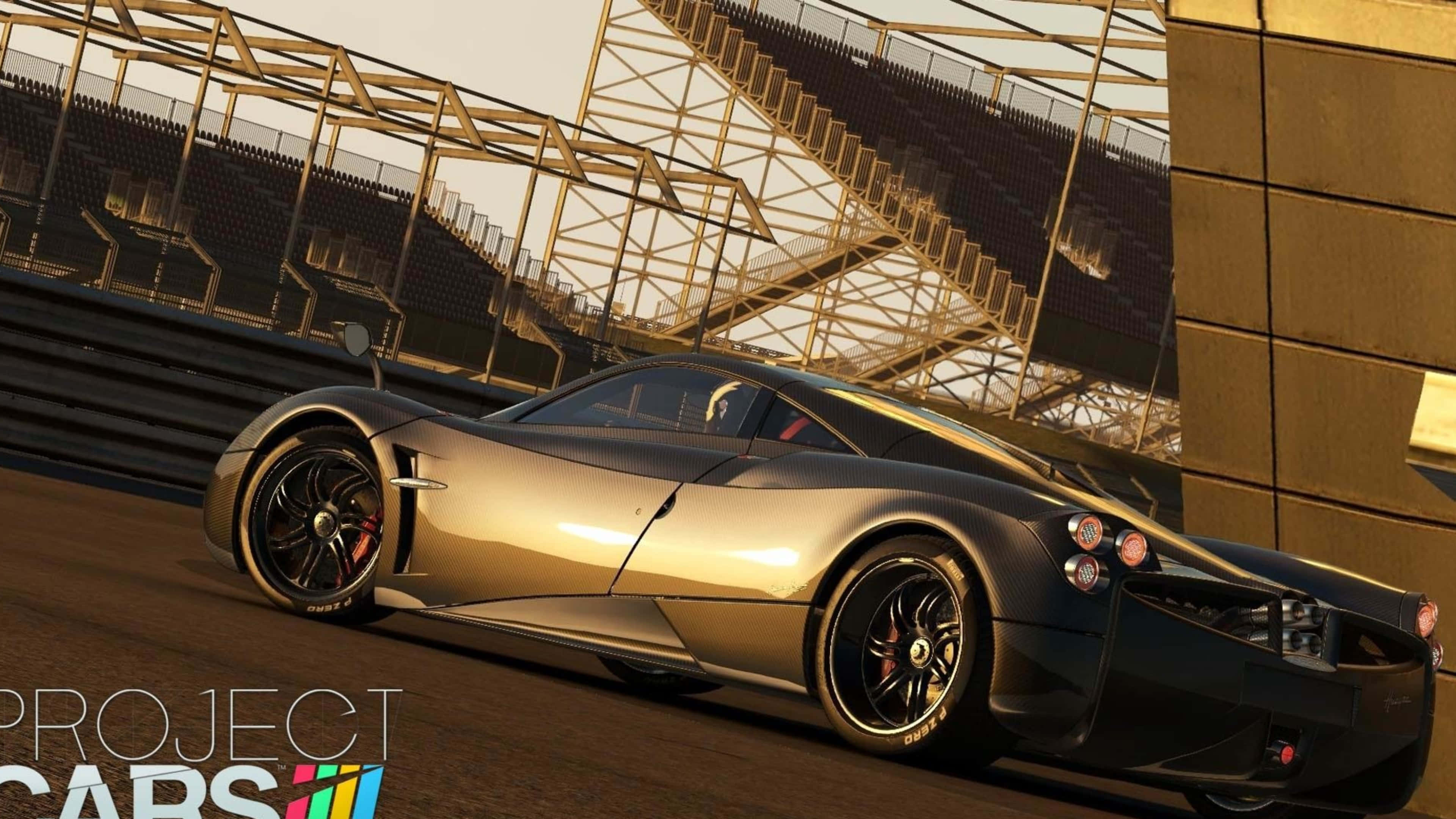 4K Project Cars 深灰色 2020 派加尼 Imola 背景 壁紙 — 一輛流線型的金色和黑色跑車在溫暖的黃金時段光線下滑行在賽道上，背景有看台。