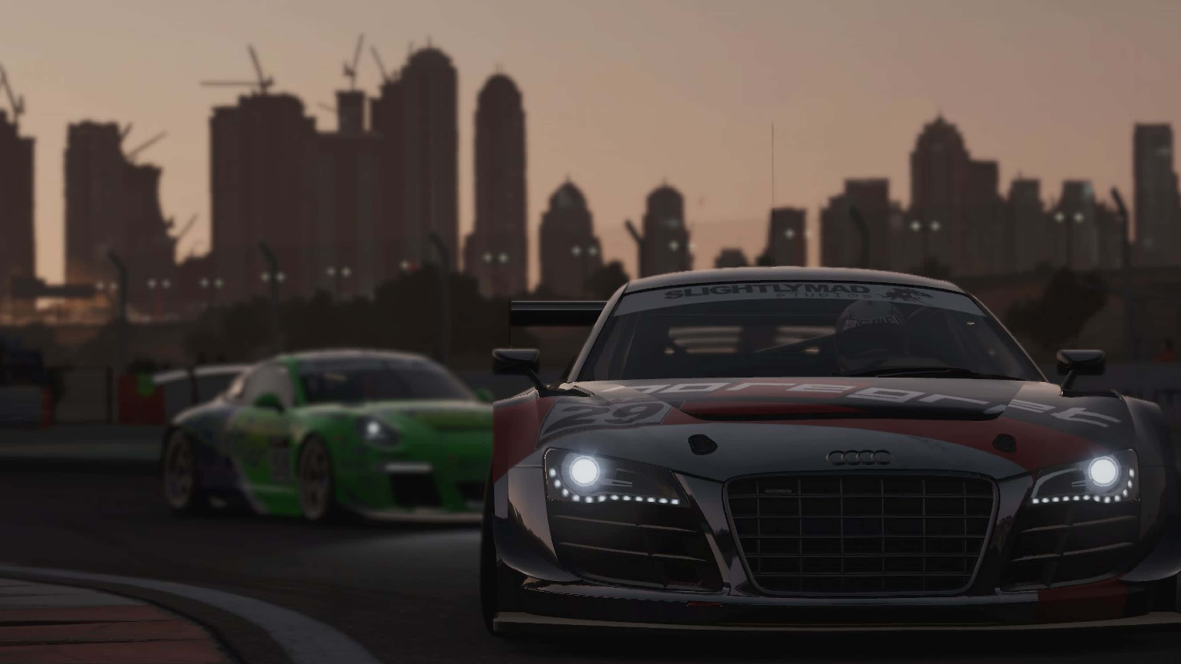 4K Project Cars 綠紅配色 Audi R8 LMS 背景 壁紙 — 兩輛賽車在黃昏時分的賽道上飛馳，背景是城市天際線和建築起重機。