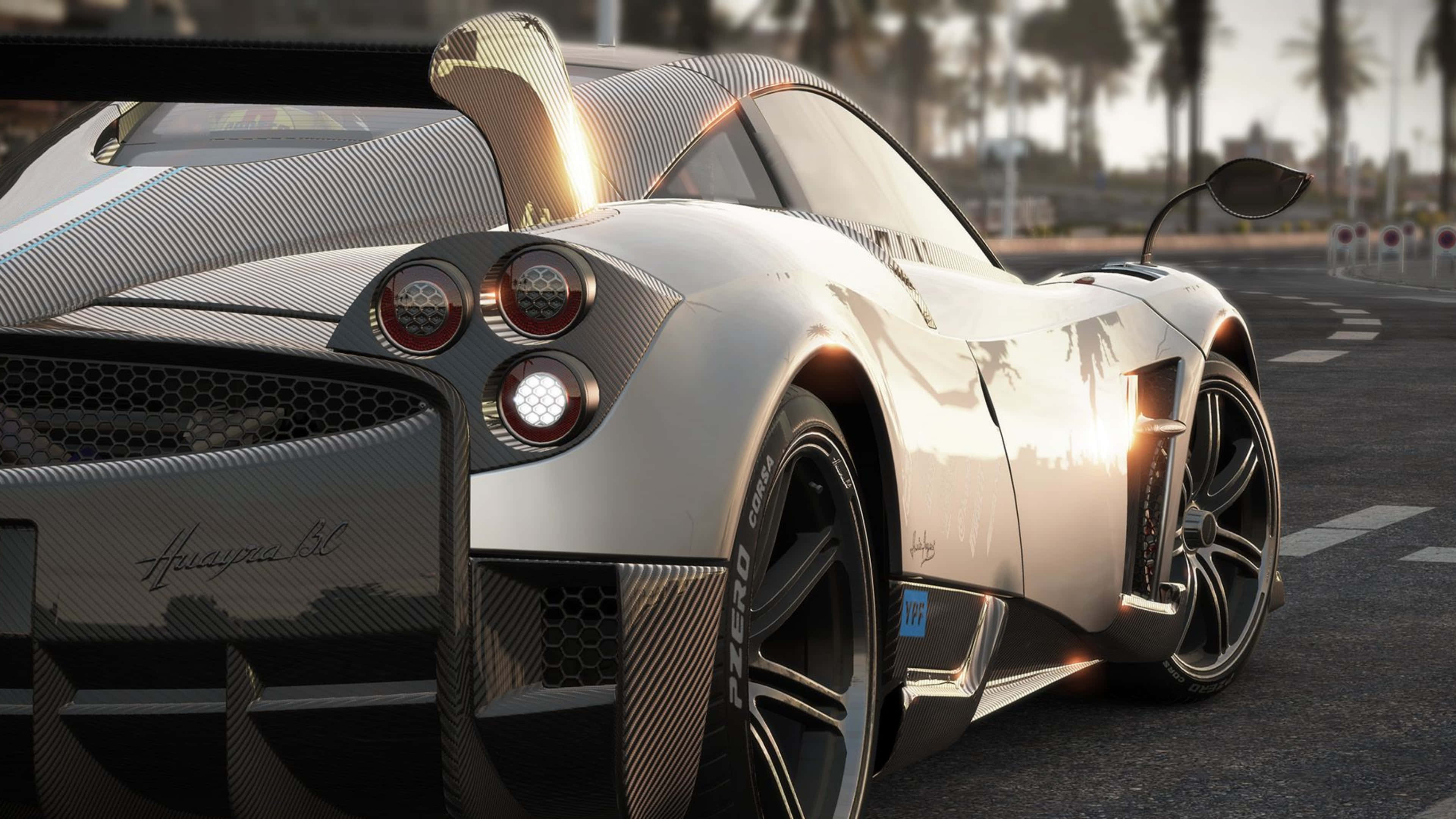 4K Project Cars 銀色 Pagani 背景 壁紙 — 一輛流線型的銀色帕加尼Huayra BC超級跑車在棕櫚樹成蔭的海岸公路上，在金色夕陽下閃閃發光。