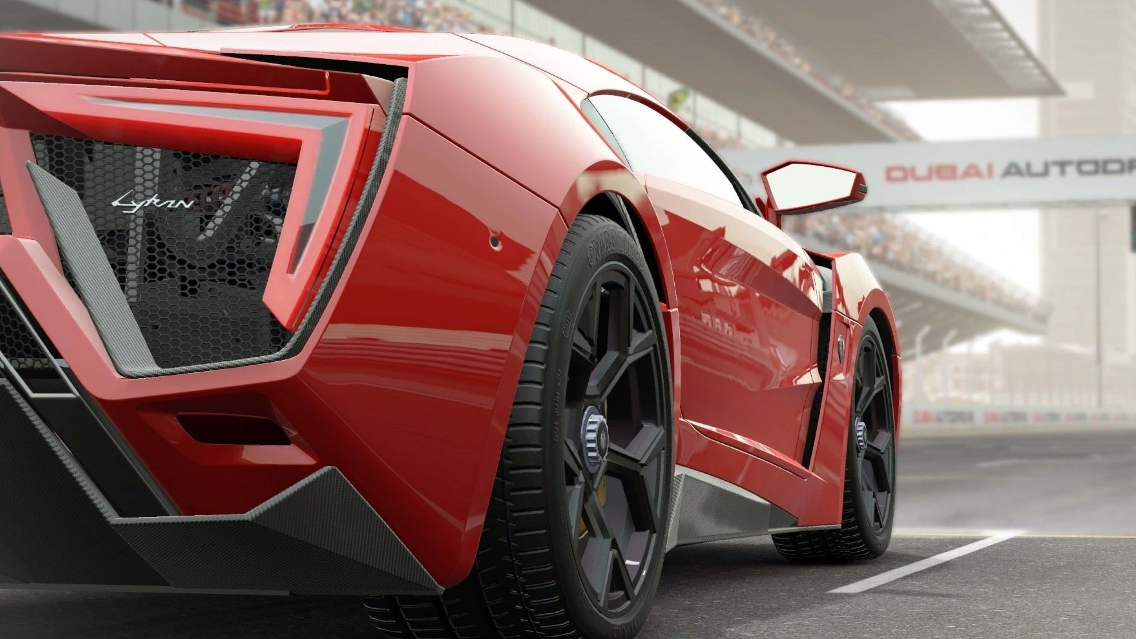 4K Project Cars 紅色 W Motors Lykan HyperSport 背景 壁紙 — 一輛亮紅色Lykan Hypersport超級跑車在明亮的日光下，在可見「Dubai Autodrome」標牌的賽道上戲劇性地傾斜。
