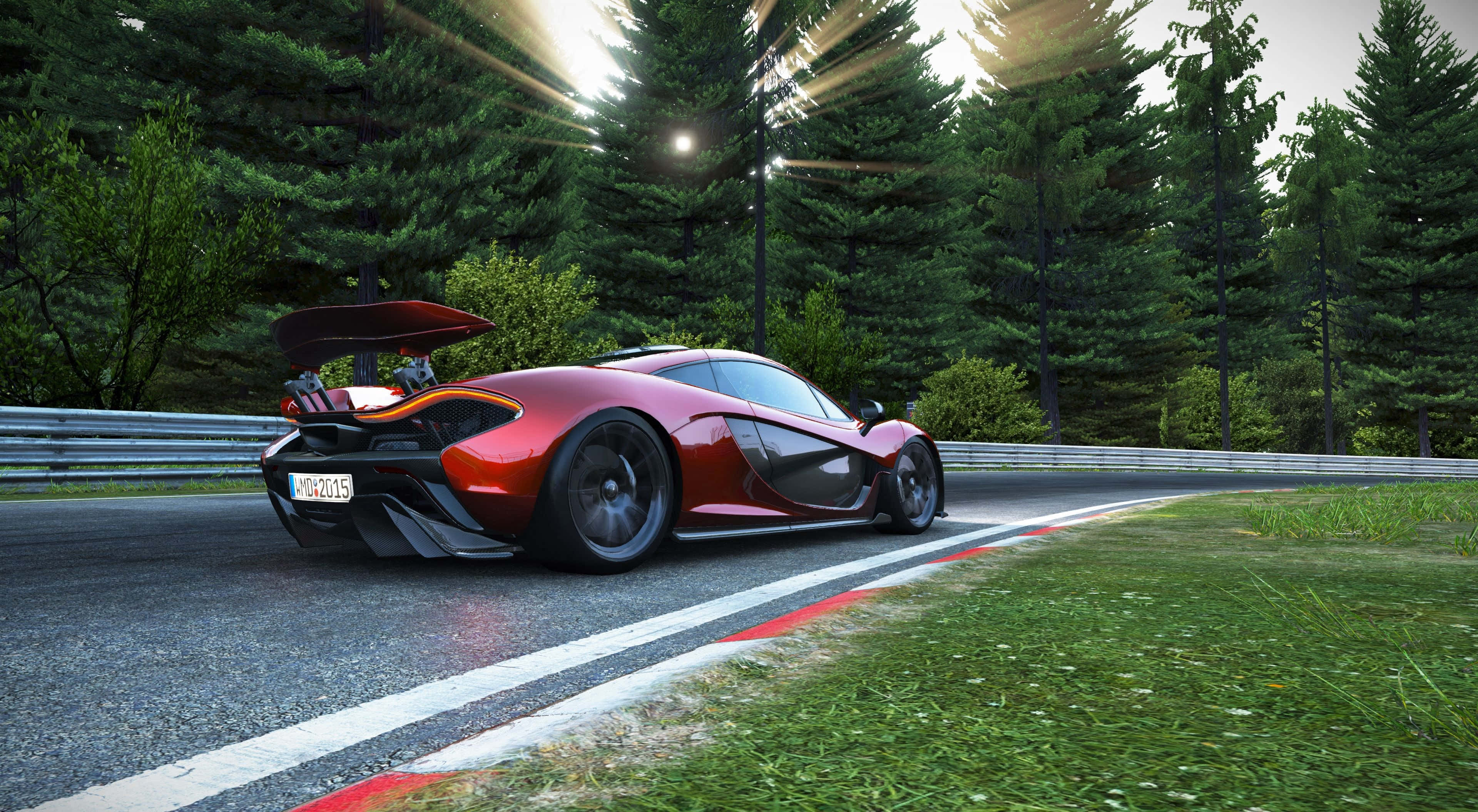 4K Project Cars 紅色麥拉倫 P1 背景 壁紙 — 一輛時尚的紅色跑車敞開車門，在明亮的陽光下沿著森林環繞的賽道飛馳。