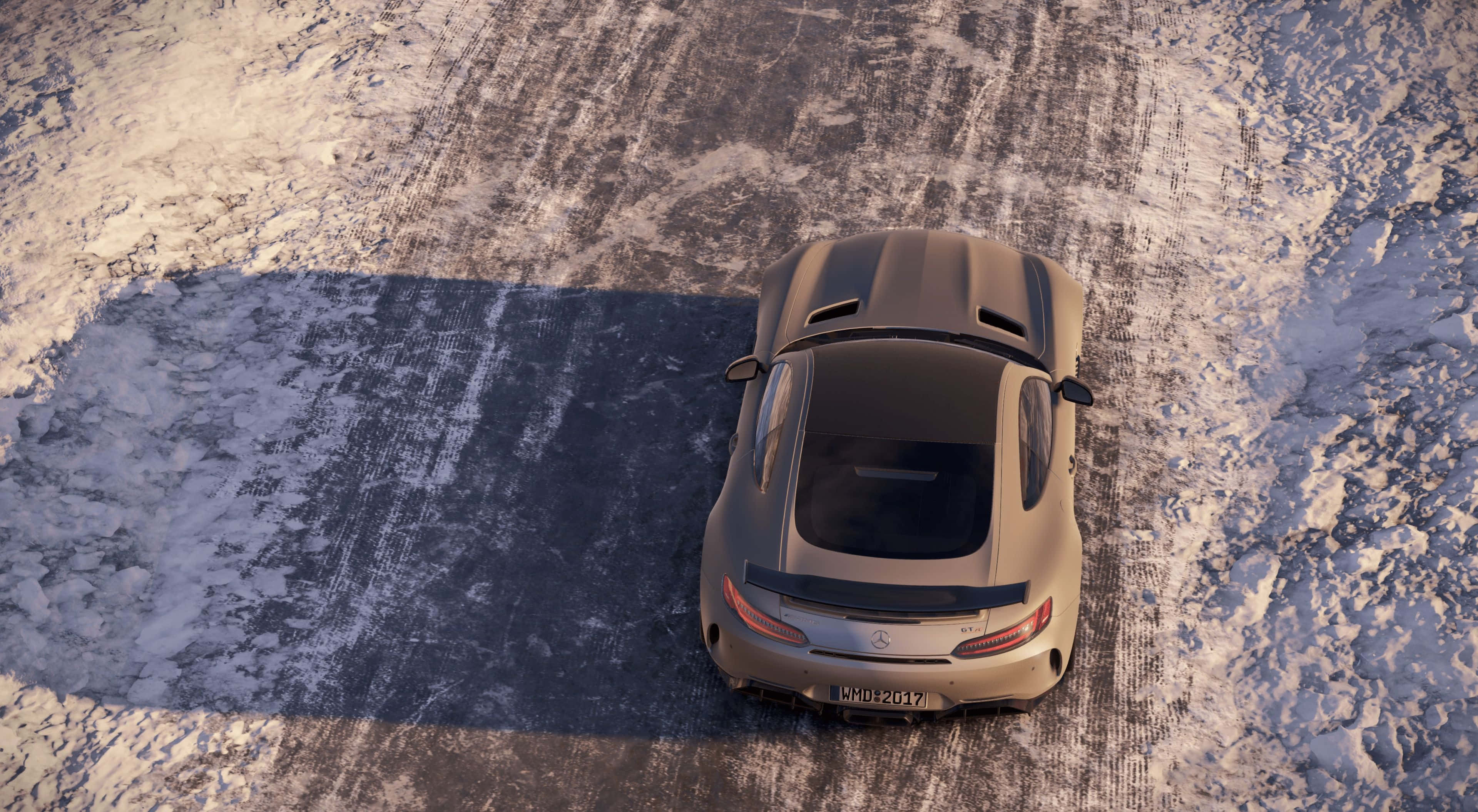 4K Project Cars 浅灰色 GT Sport 背景 壁紙 — 一架時尚的銀色跑車停泊在雪路上，帶有輪胎痕跡和長長的影子，橫跨白色景觀。