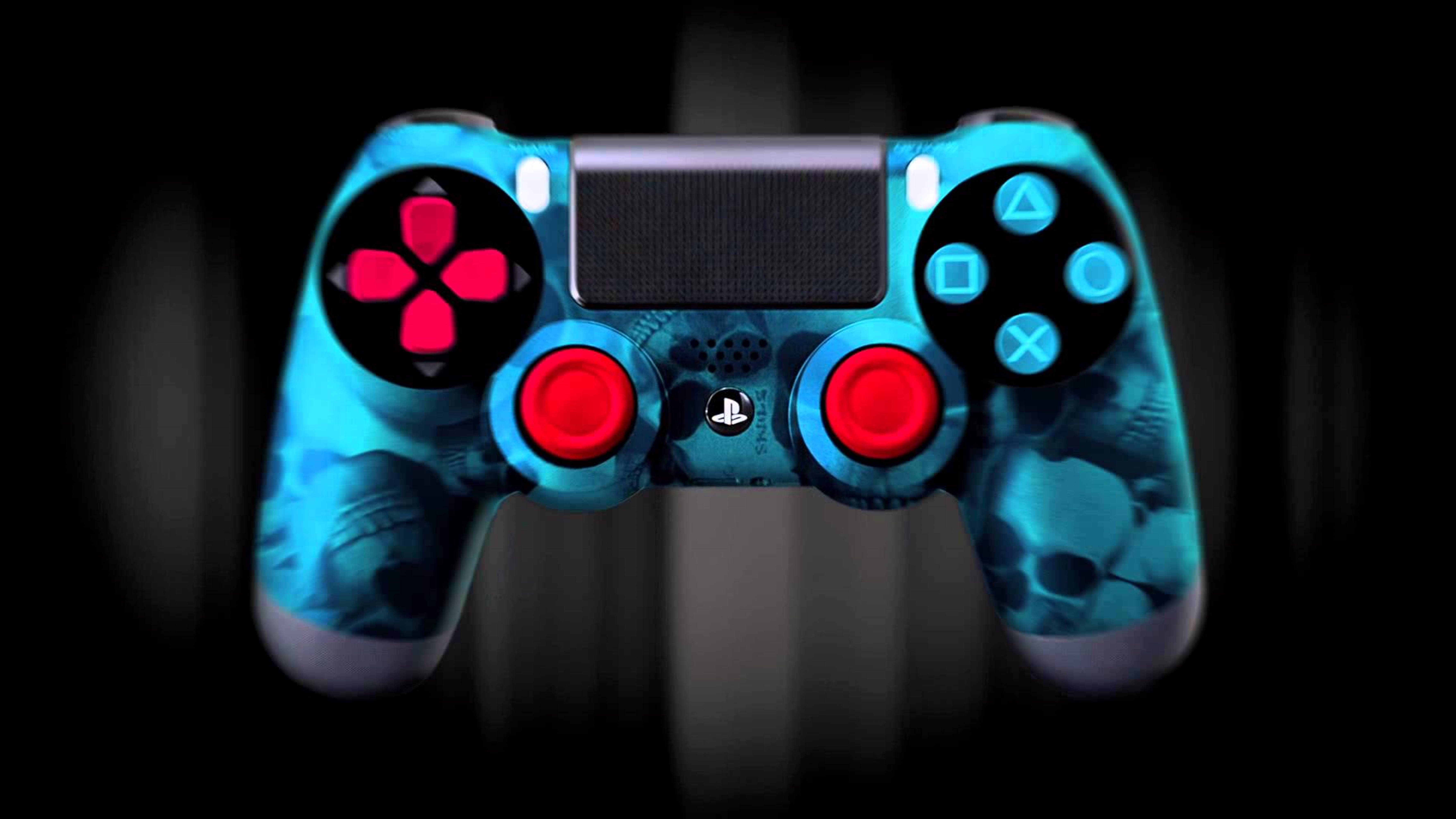 4K PS4 帶霓虹骷髏貼紙控制器 壁紙 — 一個發光的藍色PlayStation控制器，帶有紅色按鈕和骷髏圖案，背景為黑暗模糊。