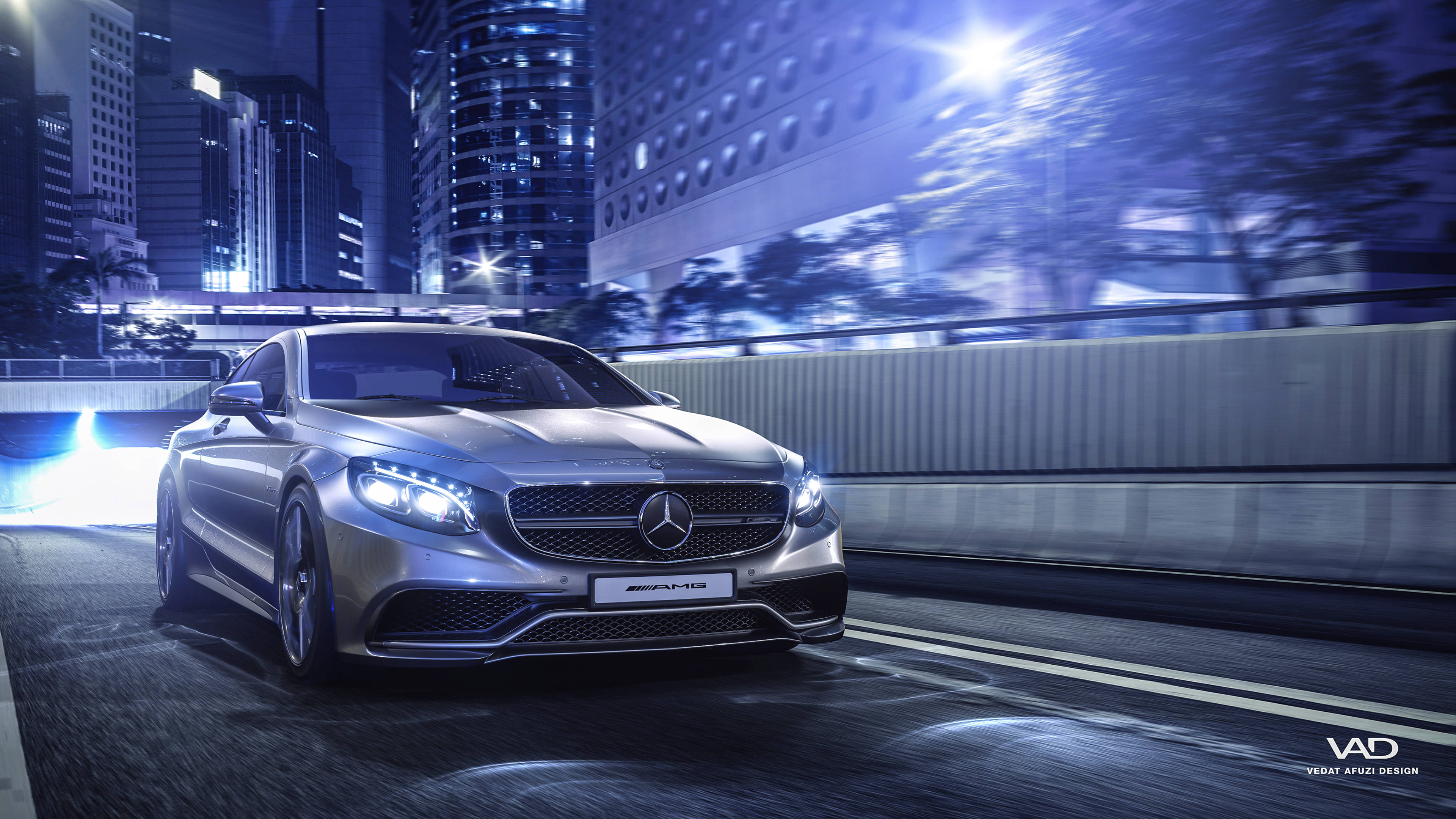 4K 梅賽德斯 S 級銀色 壁紙 — 一輛時尚的銀色 Mercedes-AMG S63 轎車在夜間穿過霓虹燈照亮的城市隧道，帶有動態模糊和發光的街燈。