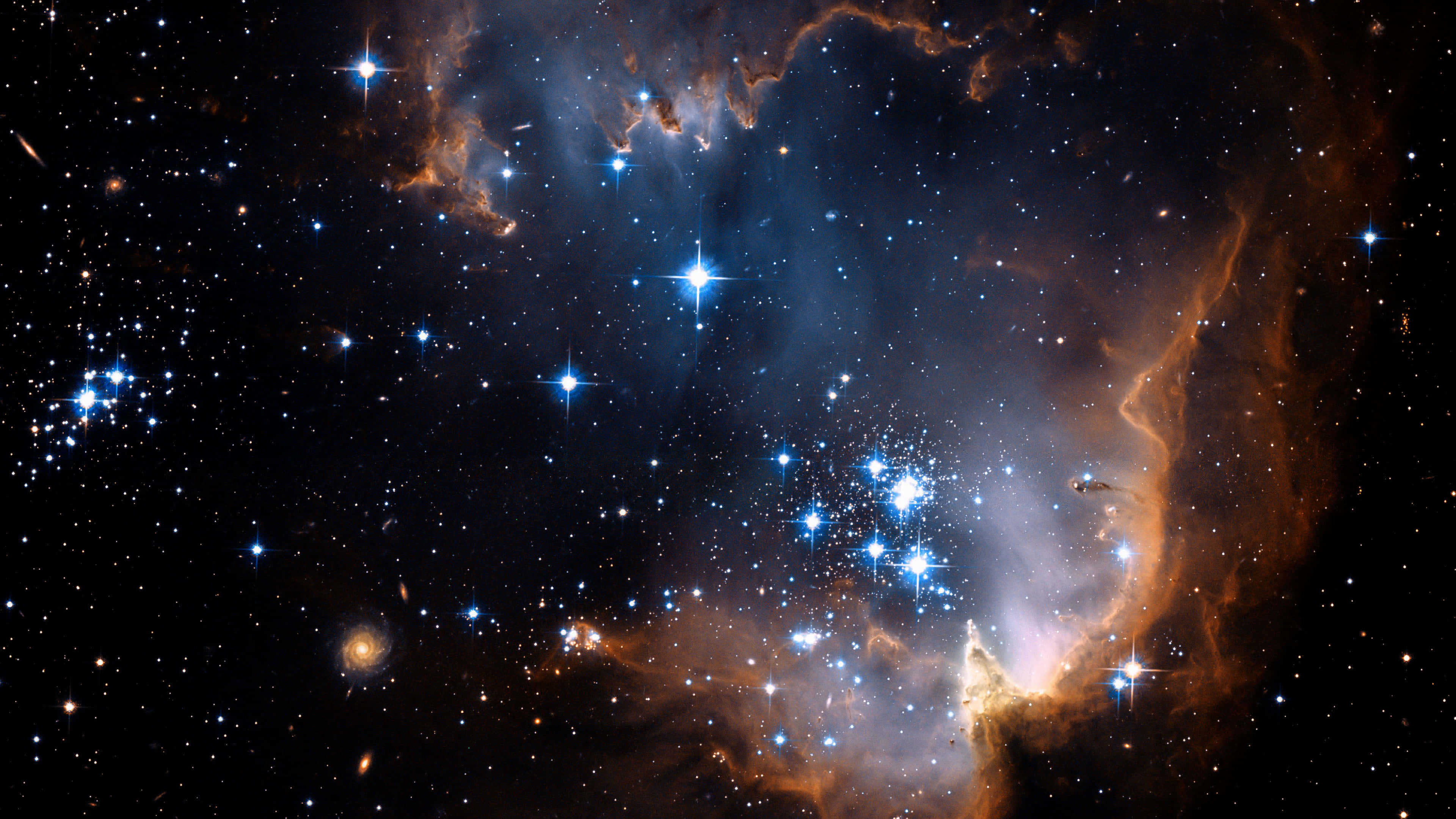 「外太空紅色4K：宇宙的壯麗視野」 壁紙 — 一個令人嘆為觀止的宇宙星雲景觀，在繁星點綴的黑色虛空中散發著藍色和橙色的光芒。
