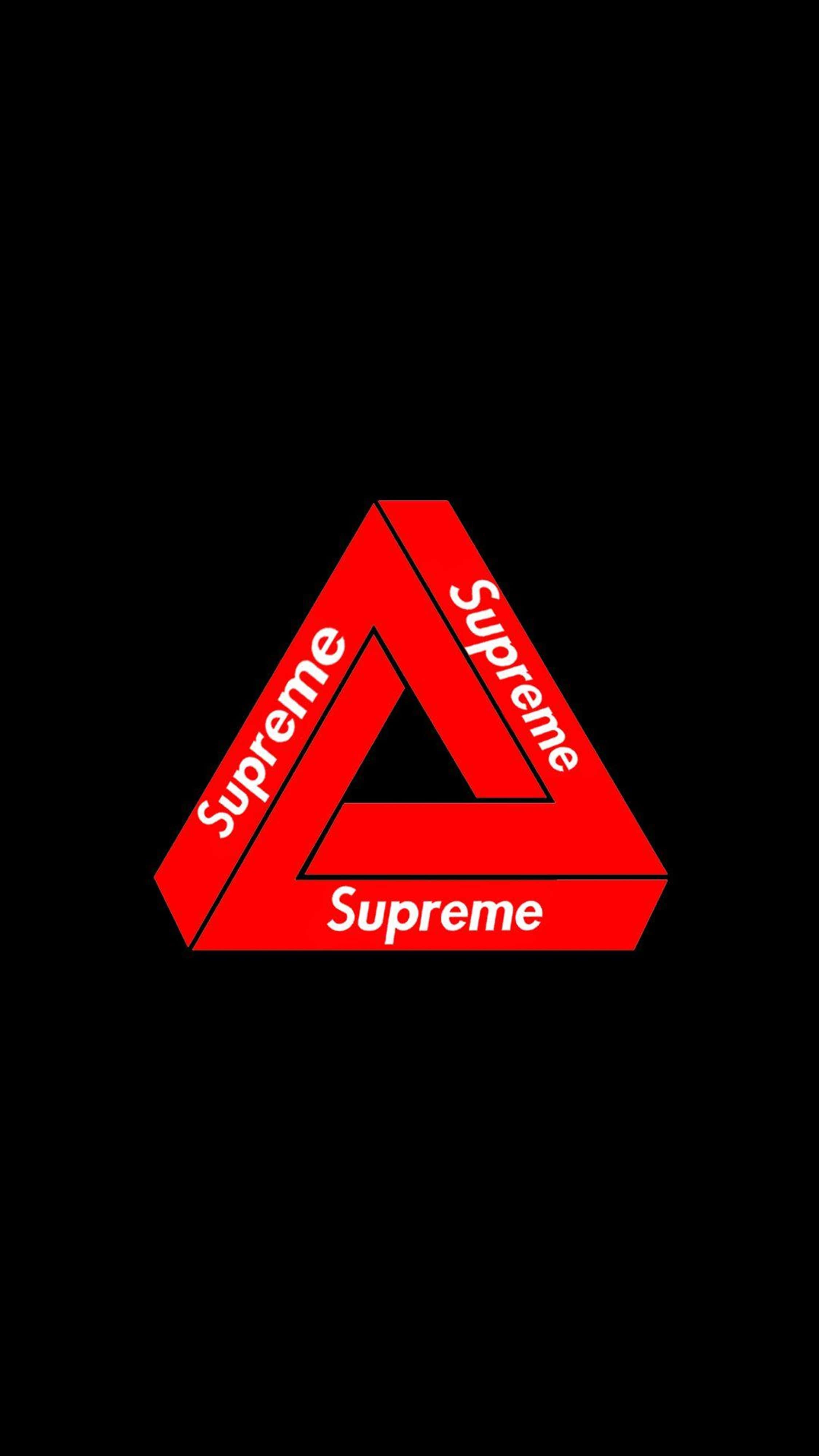 4K Supreme 紅黑三角圖案 壁紙 — 一個大膽的紅色彭羅斯三角標誌，每邊帶有「Supreme」文字，置於純黑色背景上。