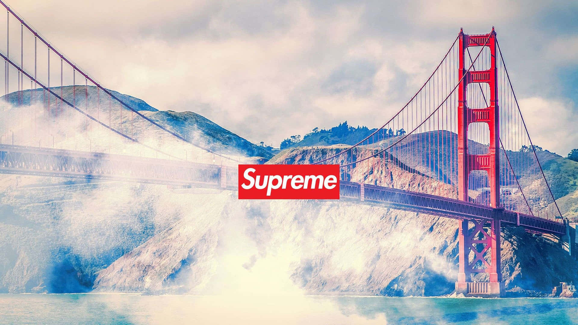金門大橋上疊加紅色Supreme標誌，背景是霧氣瀰漫的水面和山丘。