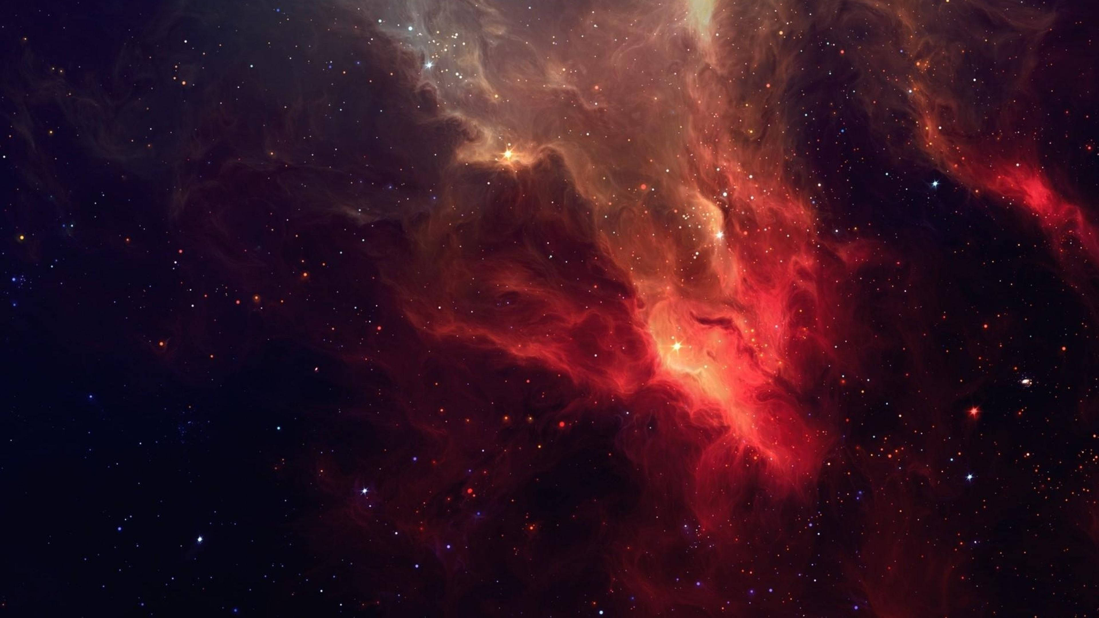 4K 超高清銀河紅雲 壁紙 — 在深空星雲中，充滿活力的紅色和橙色宇宙雲團在無數恆星間旋轉。