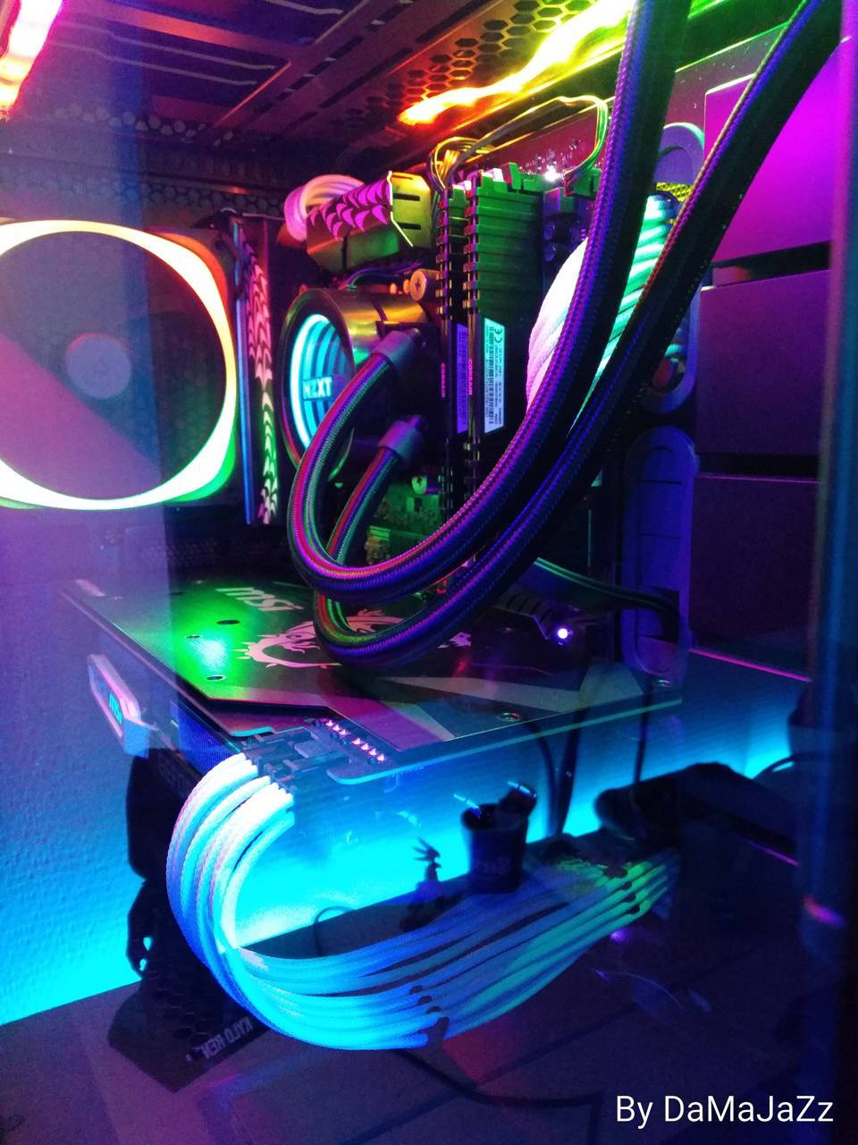 迷人彩虹像素抽象 4K 壁紙 — 充滿活力的RGB照明電腦機箱內部，帶有發光的管道和風扇，展示高端定制水冷硬件。