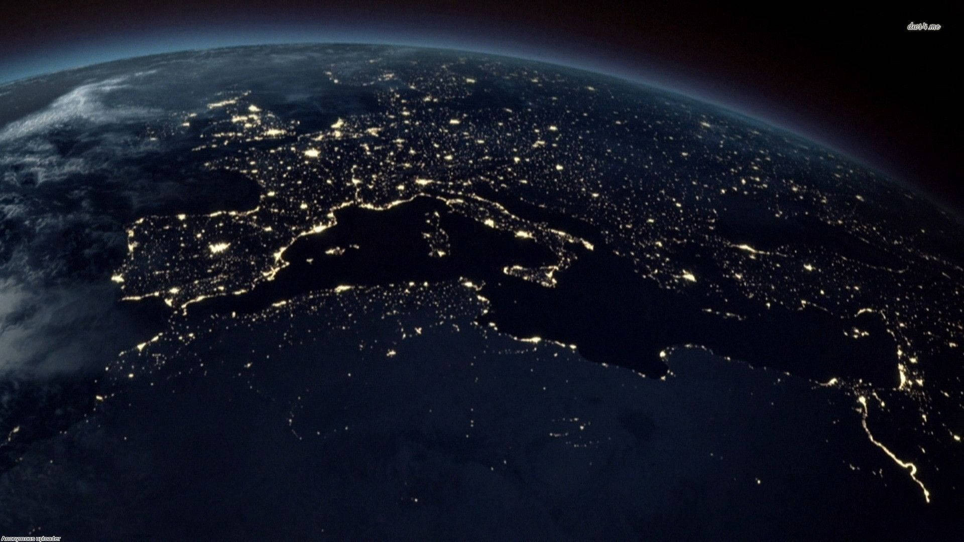 地球夜間衛星圖像，橫跨各大洲的璀璨城市燈光。