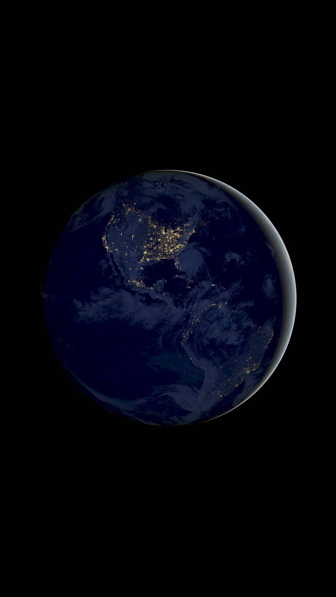 夜間的地球，顯示出在黑暗海洋和太空背景下被照亮的城市。