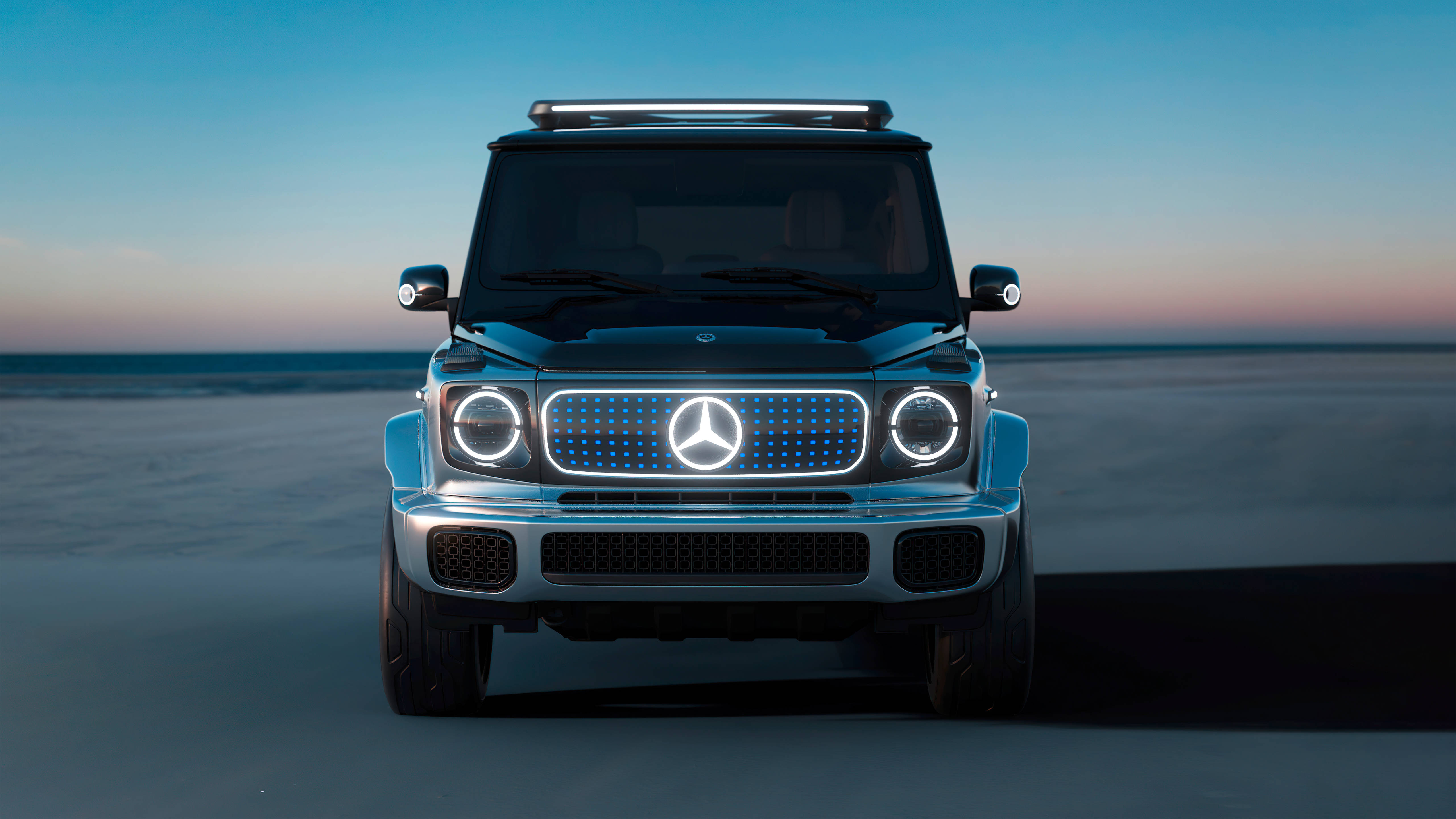 4K 奔馳 G 級 壁紙 — 一輛未來感十足的梅賽德斯-奔馳電動G-Class SUV，配備發光頭燈，矗立在暮色中的廣闊沙漠上。